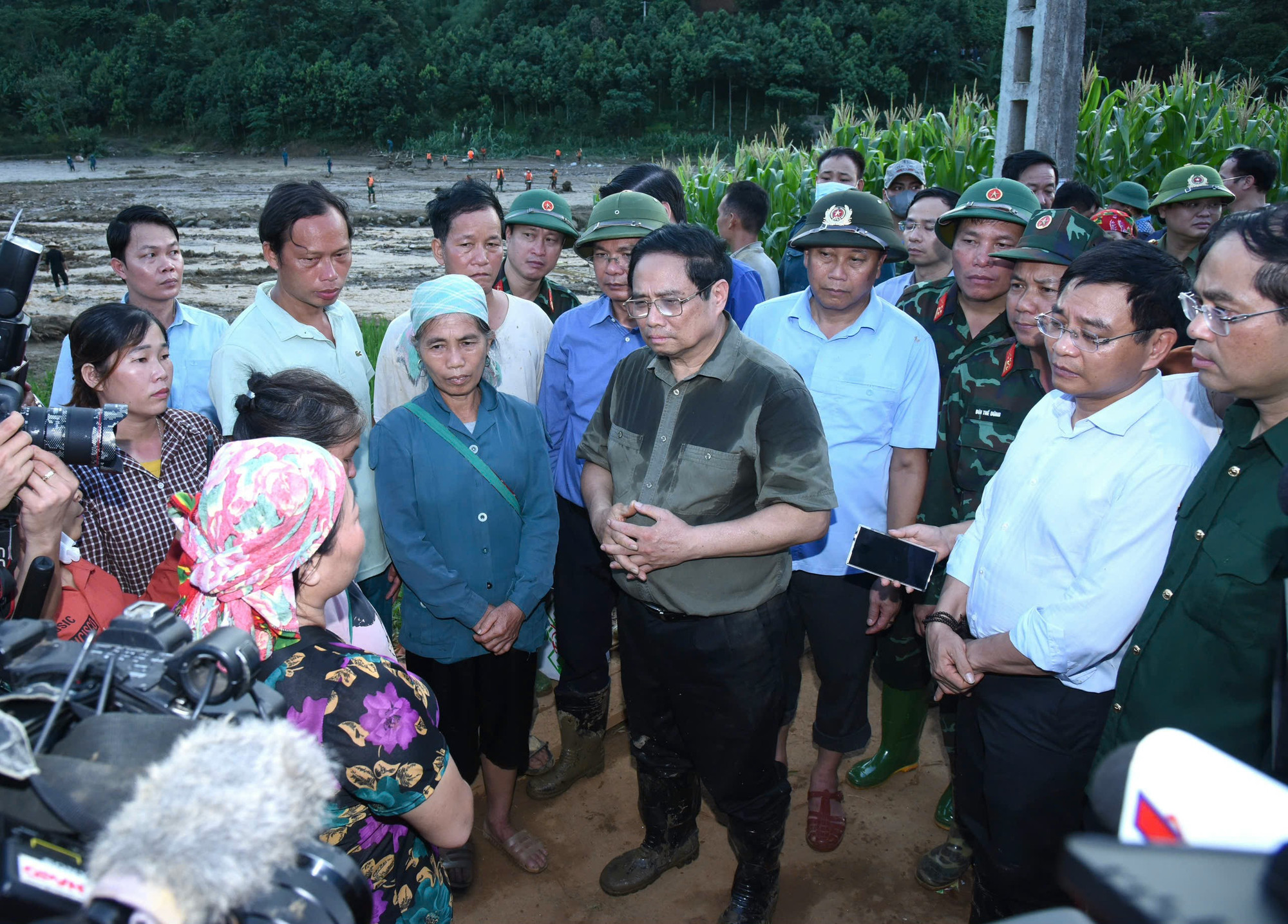 Thủ tướng chia sẻ với thân nhân nạn nhân mất tích do sạt lở đất tại Làng Nủ.