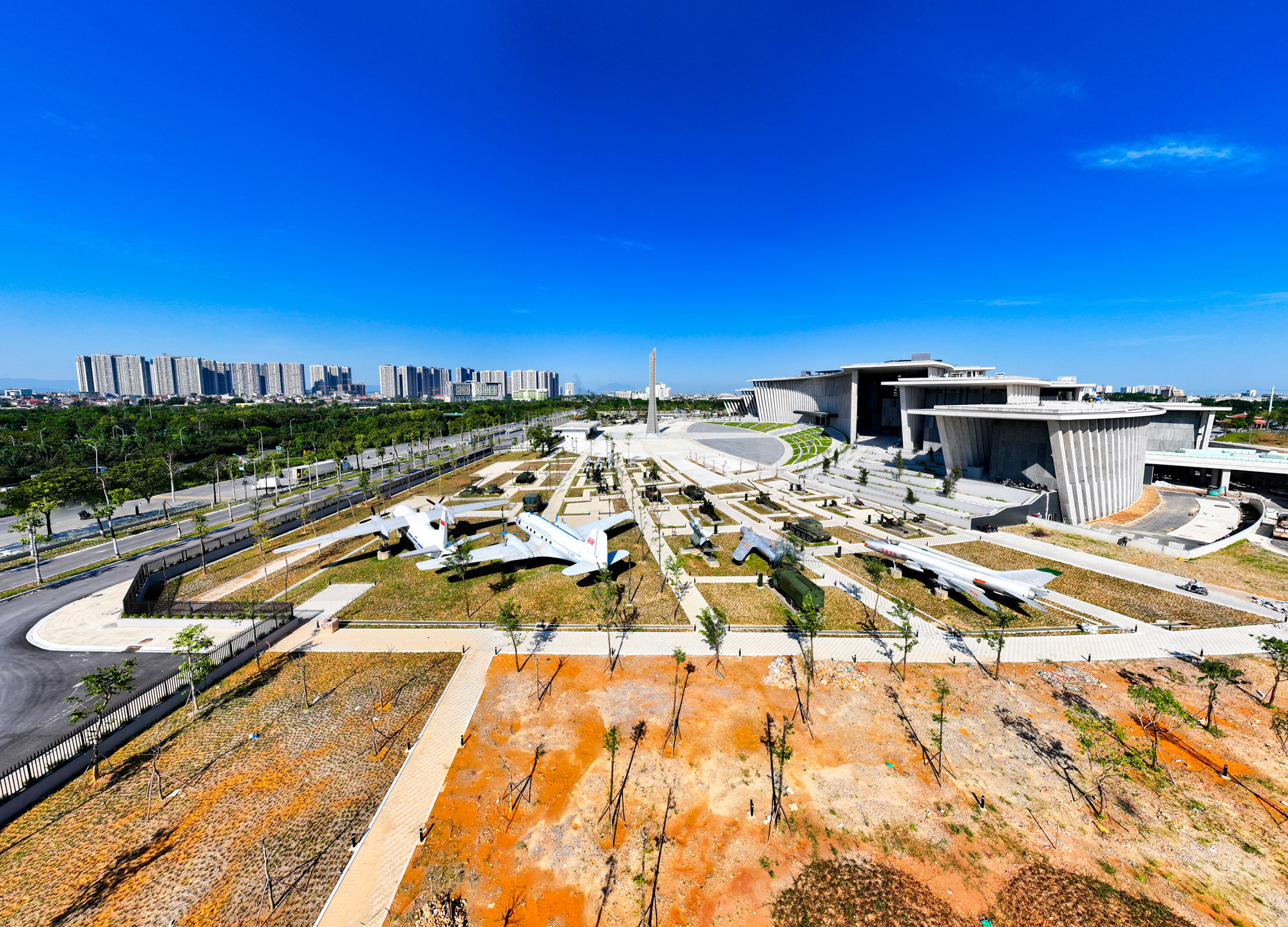 Phía bên trái trưng bày những vũ khí, trang bị của Quân đội và nhân dân Việt Nam sử dụng trong kháng chiến chống thực dân Pháp, đế quốc Mỹ xâm lược và sử dụng trong huấn luyện, sẵn sàng chiến đấu thời kỳ xây dựng và bảo vệ đất nước.