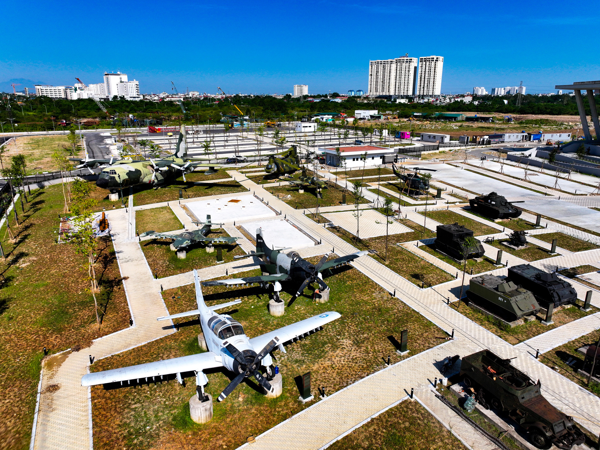 Không gian bên ngoài phía bên phải Bảo tàng trưng bày những loại vũ khí, trang bị quân đội Pháp và Mỹ sử dụng trong cuộc chiến tranh xâm lược Việt Nam, tiêu biểu có: các loại pháo, xe chiến đấu bộ binh, xe tăng.