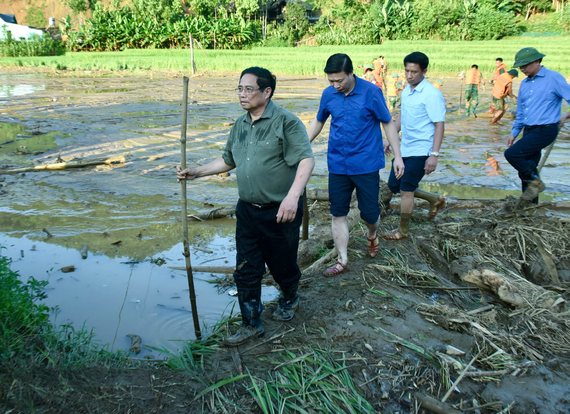 Thủ tướng Phạm Minh Chính thị sát, chỉ đạo công tác tìm kiếm nạn nhân mất tích do sạt lở đất tại Làng Nủ.