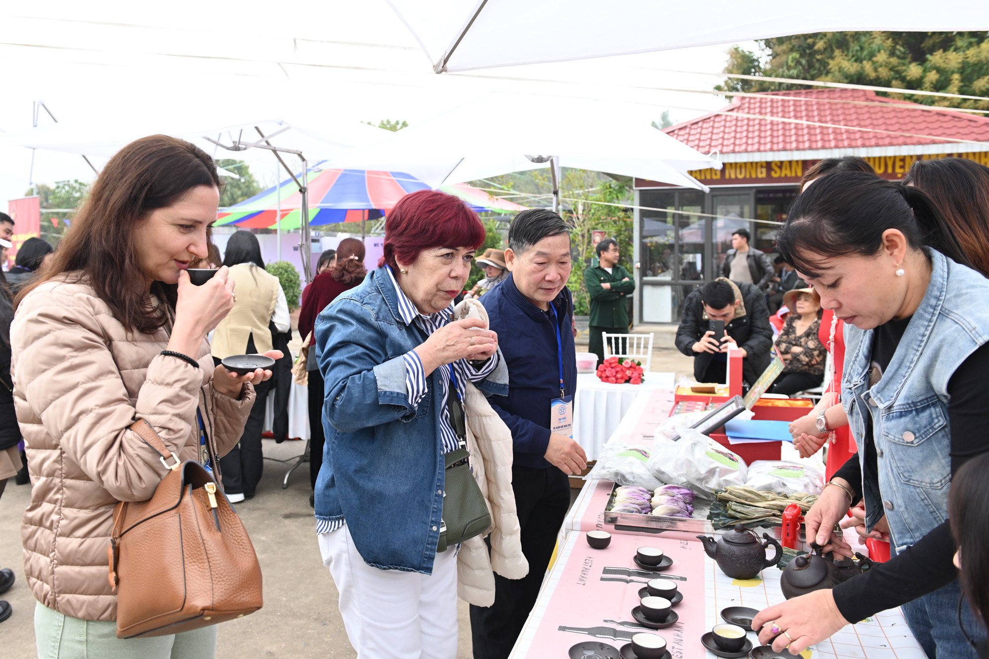 Các đại biểu thưởng thức trà sen. Các đại biểu thưởng thức trà sen.