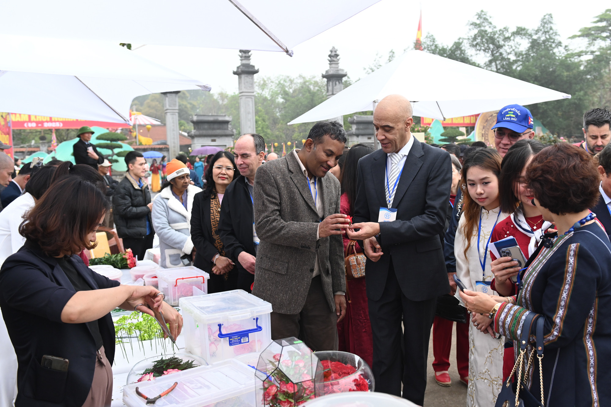 Đại biểu tham dự được tham quan, trải nghiệm các hoạt động như: Trải nghiệm làng nghề trồng hoa Mê Linh; dâng hương, tham quan, nghe giới thiệu về Di tích quốc gia đặc biệt Đền Hai Bà Trưng; trồng cây lưu niệm; trải nghiệm văn hóa truyền thống địa phương: nghề làm hoa bất tử, làm bánh gio, làm trà ướp sen… Đại biểu tham dự được tham quan, trải nghiệm các hoạt động như: Trải nghiệm làng nghề trồng hoa Mê Linh; dâng hương, tham quan, nghe giới thiệu về Di tích quốc gia đặc biệt Đền Hai Bà Trưng; trồng cây lưu niệm; trải nghiệm văn hóa truyền thống địa phương: nghề làm hoa bất tử, làm bánh gio, làm trà ướp sen…