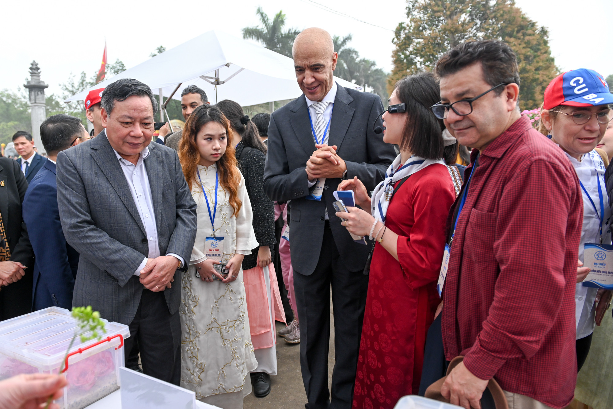 Chương trình đưa đại biểu đến vùng đất Mê Linh lịch sử với những chiến công hiển hách của Hai Bà Trưng - hai vị nữ tướng anh hùng của dân tộc Việt Nam; cùng chiêm ngưỡng làng hoa đang khoe sắc rực rỡ, thưởng thức các sản vật truyền thống của địa phương. Chương trình đưa đại biểu đến vùng đất Mê Linh lịch sử với những chiến công hiển hách của Hai Bà Trưng - hai vị nữ tướng anh hùng của dân tộc Việt Nam; cùng chiêm ngưỡng làng hoa đang khoe sắc rực rỡ, thưởng thức các sản vật truyền thống của địa phương.