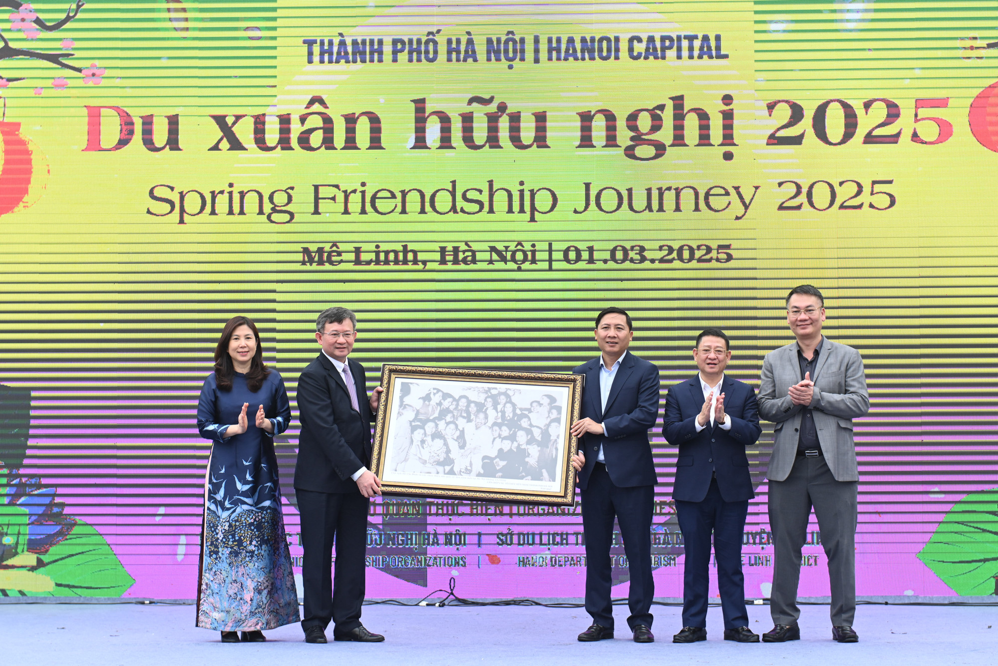 Chương trình Du xuân hữu nghị 2025 nhằm tăng cường các hoạt động đối ngoại nhân dân, qua đó đẩy mạnh phát triển kinh tế-xã hội, góp phần thực hiện thắng lợi mục tiêu và khát vọng xây dựng Thủ đô “Văn hiến - Văn minh - Hiện đại”, “Thủ đô Anh hùng”, “Thành phố vì hòa bình”, “Thành phố sáng tạo”, đưa đối ngoại nhân dân Thủ đô lên tầm cao mới trong Kỷ nguyên mới, kỷ nguyên vươn mình của dân tộc Việt Nam. Chương trình Du xuân hữu nghị 2025 nhằm tăng cường các hoạt động đối ngoại nhân dân, qua đó đẩy mạnh phát triển kinh tế-xã hội, góp phần thực hiện thắng lợi mục tiêu và khát vọng xây dựng Thủ đô “Văn hiến - Văn minh - Hiện đại”, “Thủ đô Anh hùng”, “Thành phố vì hòa bình”, “Thành phố sáng tạo”, đưa đối ngoại nhân dân Thủ đô lên tầm cao mới trong Kỷ nguyên mới, kỷ nguyên vươn mình của dân tộc Việt Nam.