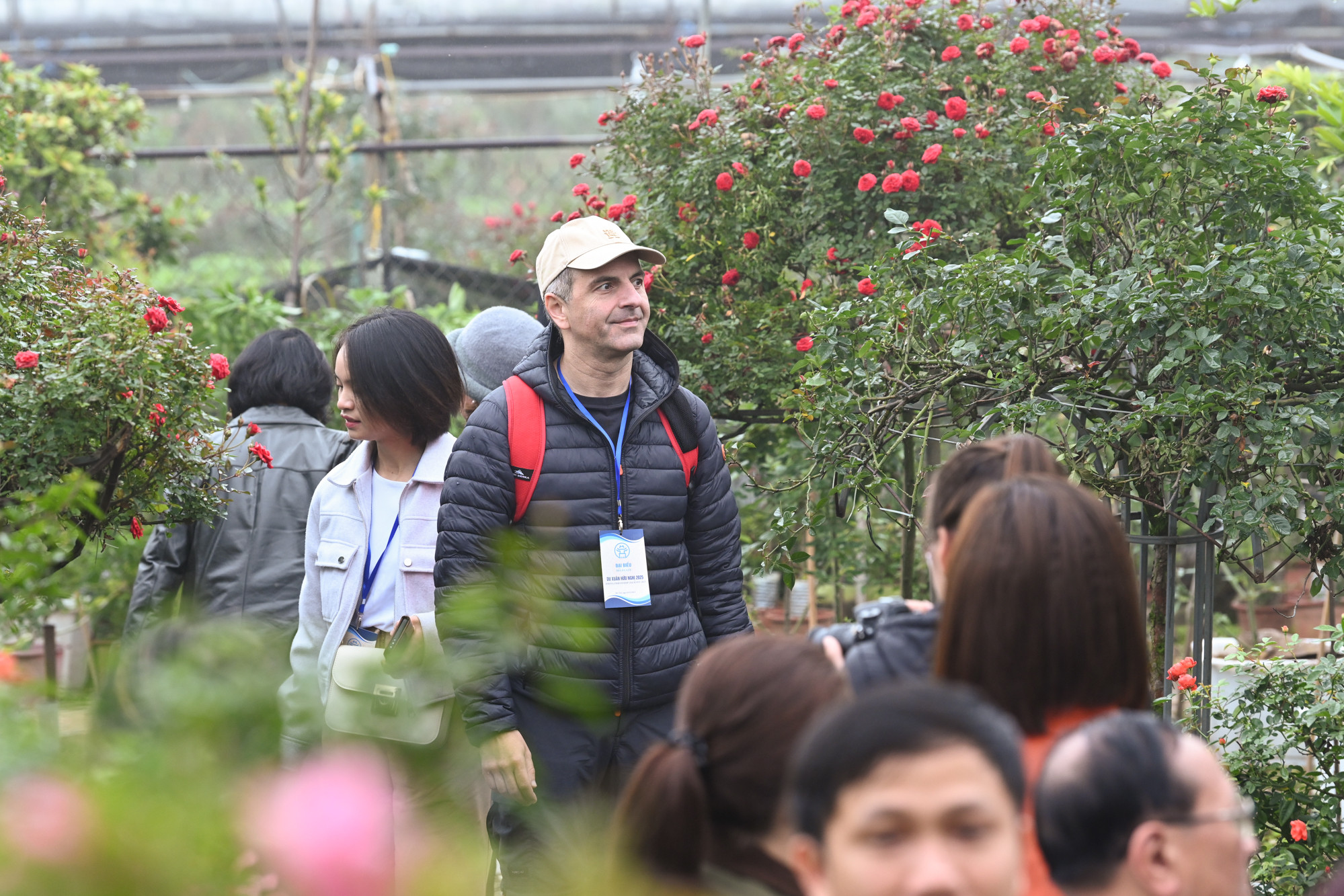 Đại biểu thích thú trải nghiệm trong các vườn hoa tại Mê Linh. Đại biểu thích thú trải nghiệm trong các vườn hoa tại Mê Linh.