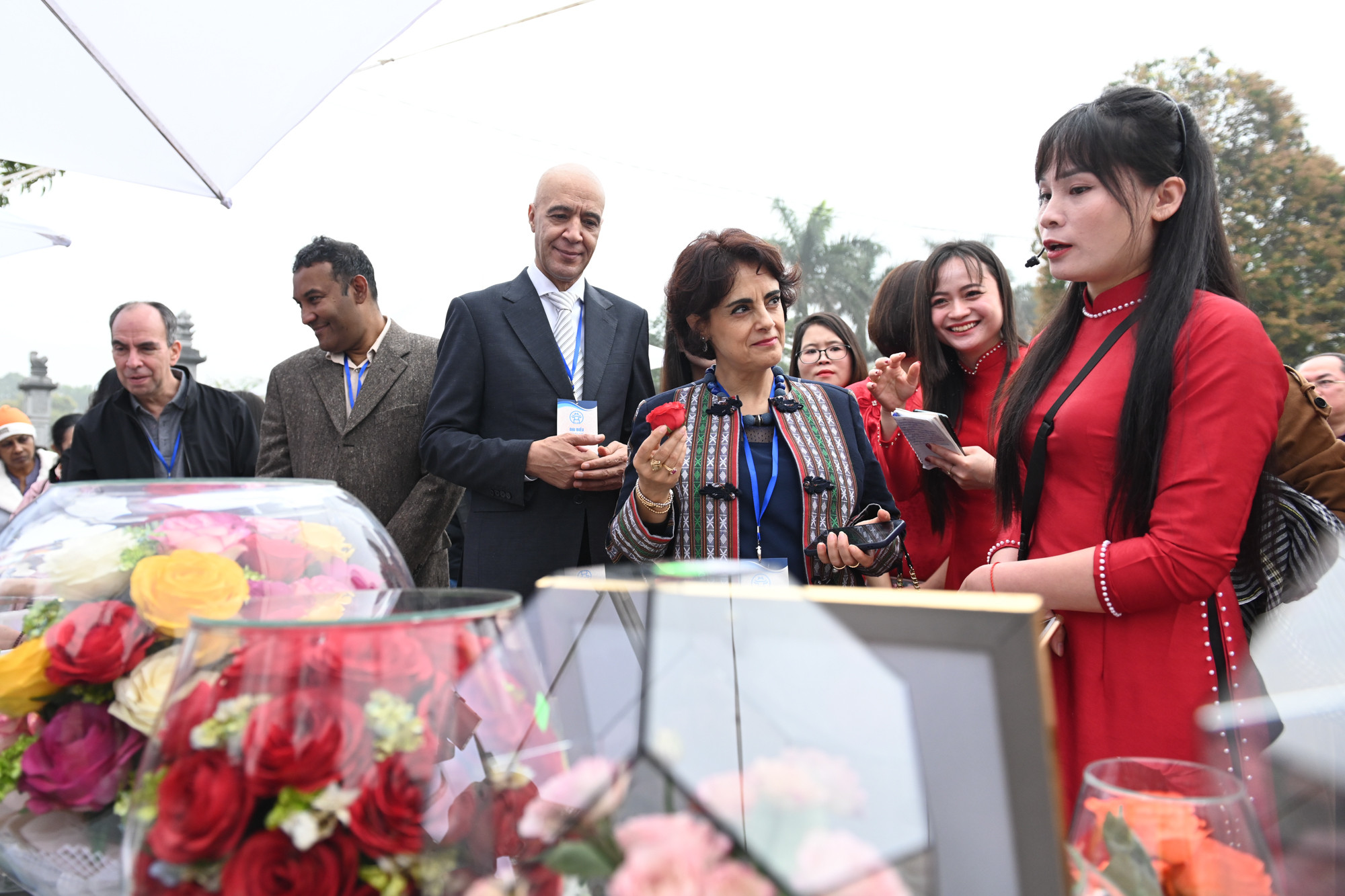 Các Đại sứ cùng phu nhân, phu quân bất ngờ với sản phẩm hoa bất tử. Các Đại sứ cùng phu nhân, phu quân bất ngờ với sản phẩm hoa bất tử.