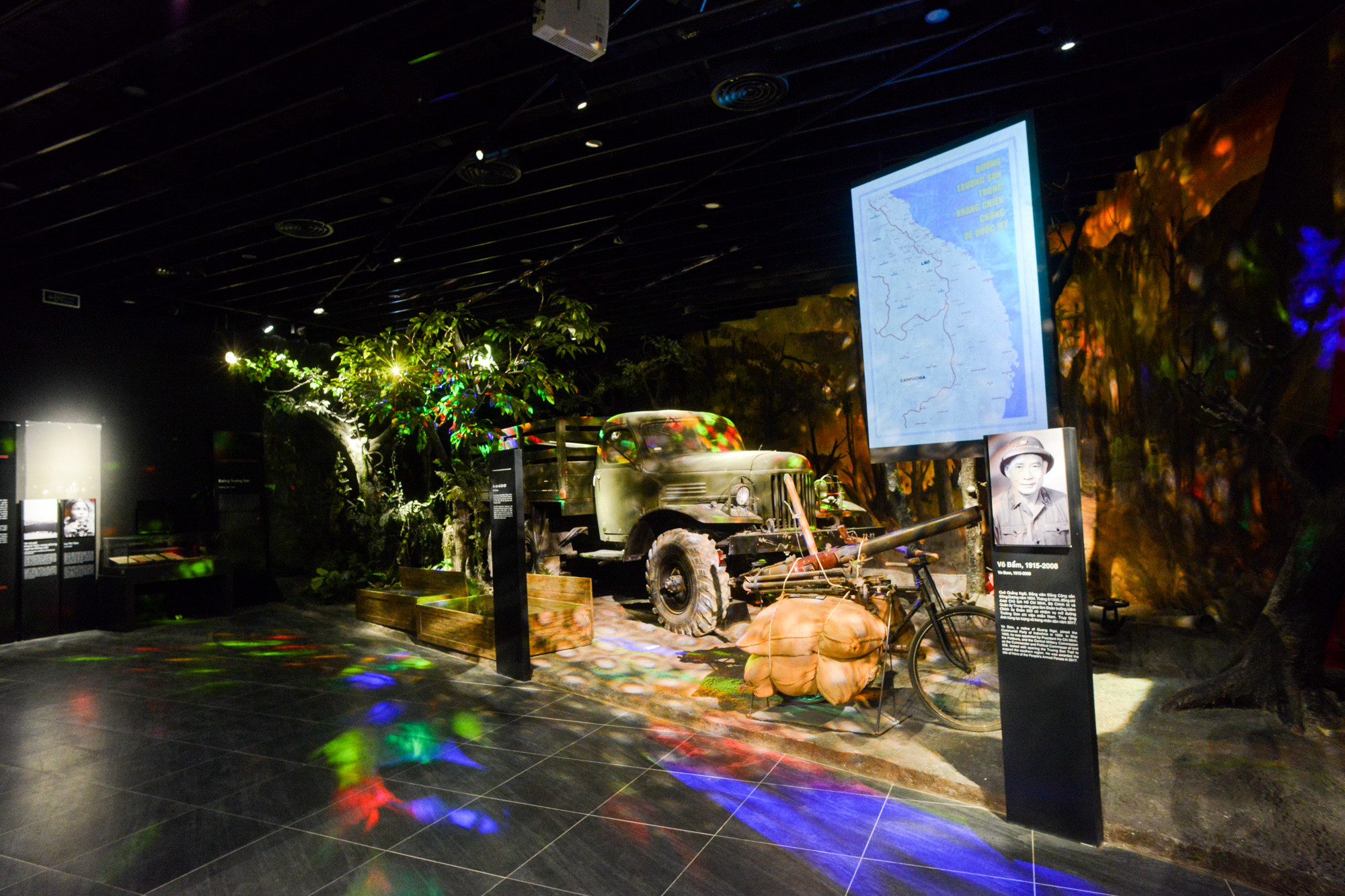 Bảo tàng áp dụng nhiều phương pháp trưng bày mới, kết hợp với các công nghệ sa bàn 3D mapping; thiết bị màn hình tra cứu thông tin, media tư liệu ảnh, thuyết minh tự động audioguide và mã QR tra cứu thông tin hiện vật, hình ảnh và hơn 60 video clip giới thiệu về chiến dịch, trận đánh và các nhân vật lịch sử mang đến cho khách tham quan trải nghiệm hoàn toàn mới.