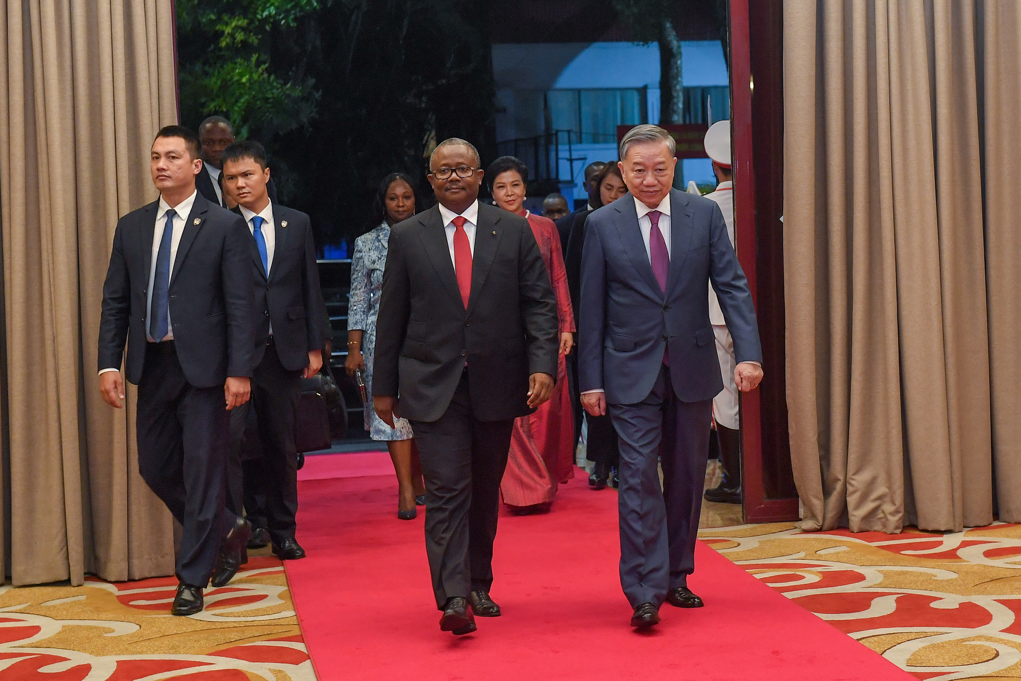 Tổng Bí thư, Chủ tịch nước Tô Lâm cùng Phu nhân và Tổng thống Cộng hòa Guinea-Bissau Umaro Sissoco Embaló cùng Phu nhân tại sự kiện. Tổng Bí thư, Chủ tịch nước Tô Lâm cùng Phu nhân và Tổng thống Cộng hòa Guinea-Bissau Umaro Sissoco Embaló cùng Phu nhân tại sự kiện.