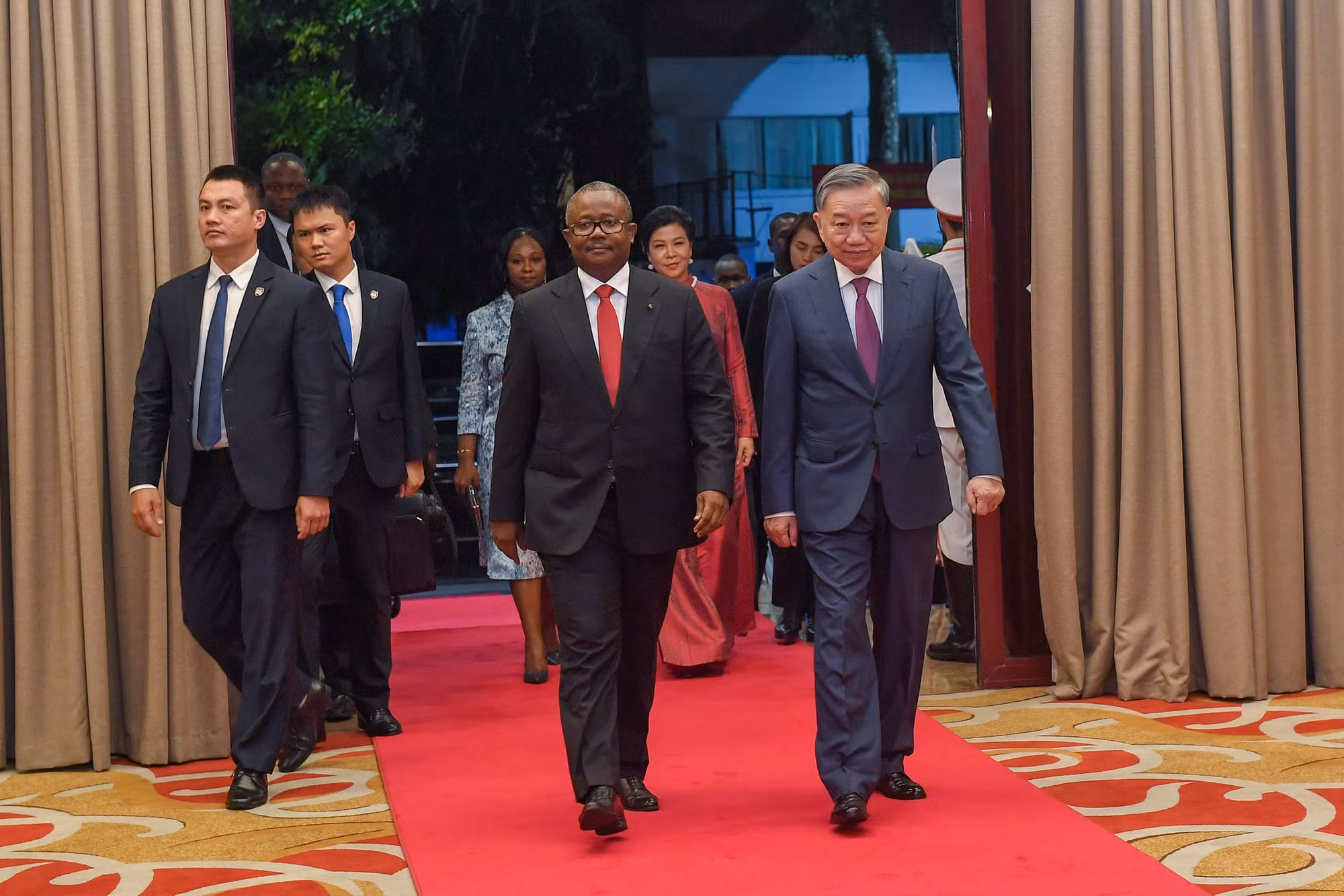 Tổng Bí thư, Chủ tịch nước Tô Lâm cùng Phu nhân và Tổng thống Cộng hòa Guinea-Bissau Umaro Sissoco Embaló cùng Phu nhân tại sự kiện.