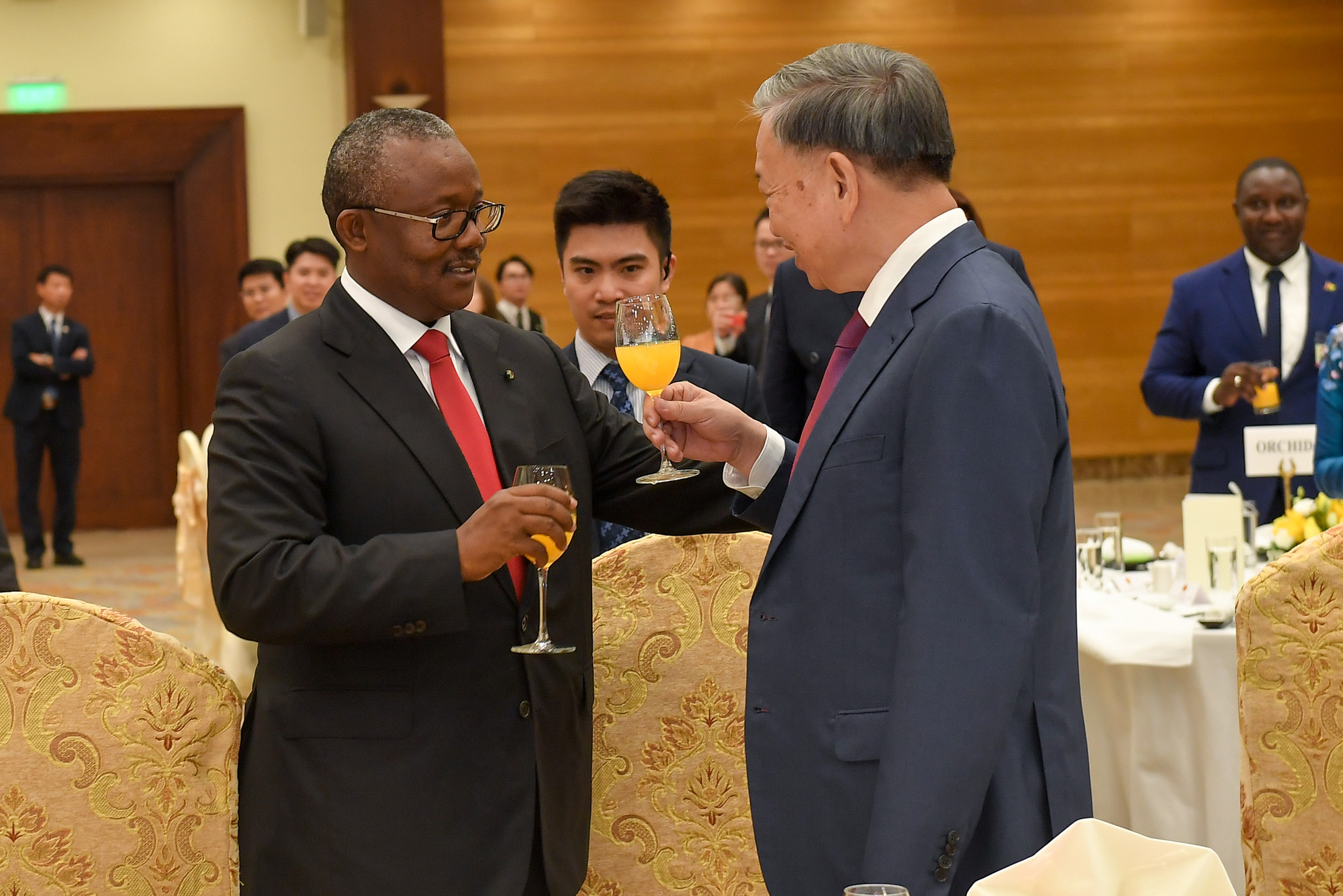 Tổng Bí thư, Chủ tịch nước Tô Lâm và Tổng thống Cộng hòa Guinea-Bissau Umaro Sissoco Embaló cùng nâng ly chúc mừng. Tổng Bí thư, Chủ tịch nước Tô Lâm và Tổng thống Cộng hòa Guinea-Bissau Umaro Sissoco Embaló cùng nâng ly chúc mừng.