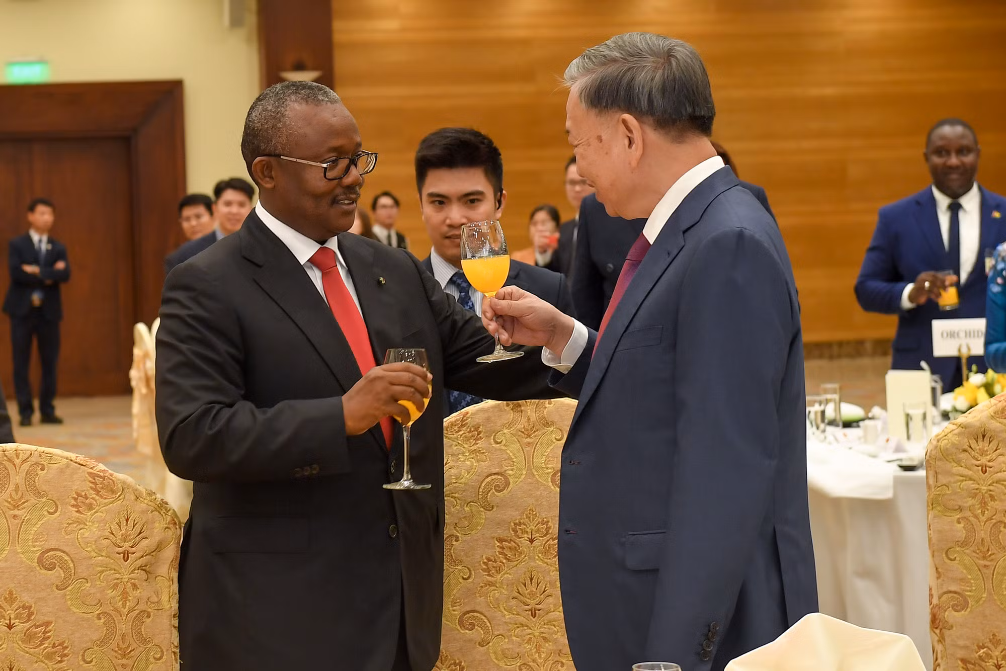 Tổng Bí thư, Chủ tịch nước Tô Lâm và Tổng thống Cộng hòa Guinea-Bissau Umaro Sissoco Embaló cùng nâng ly chúc mừng.