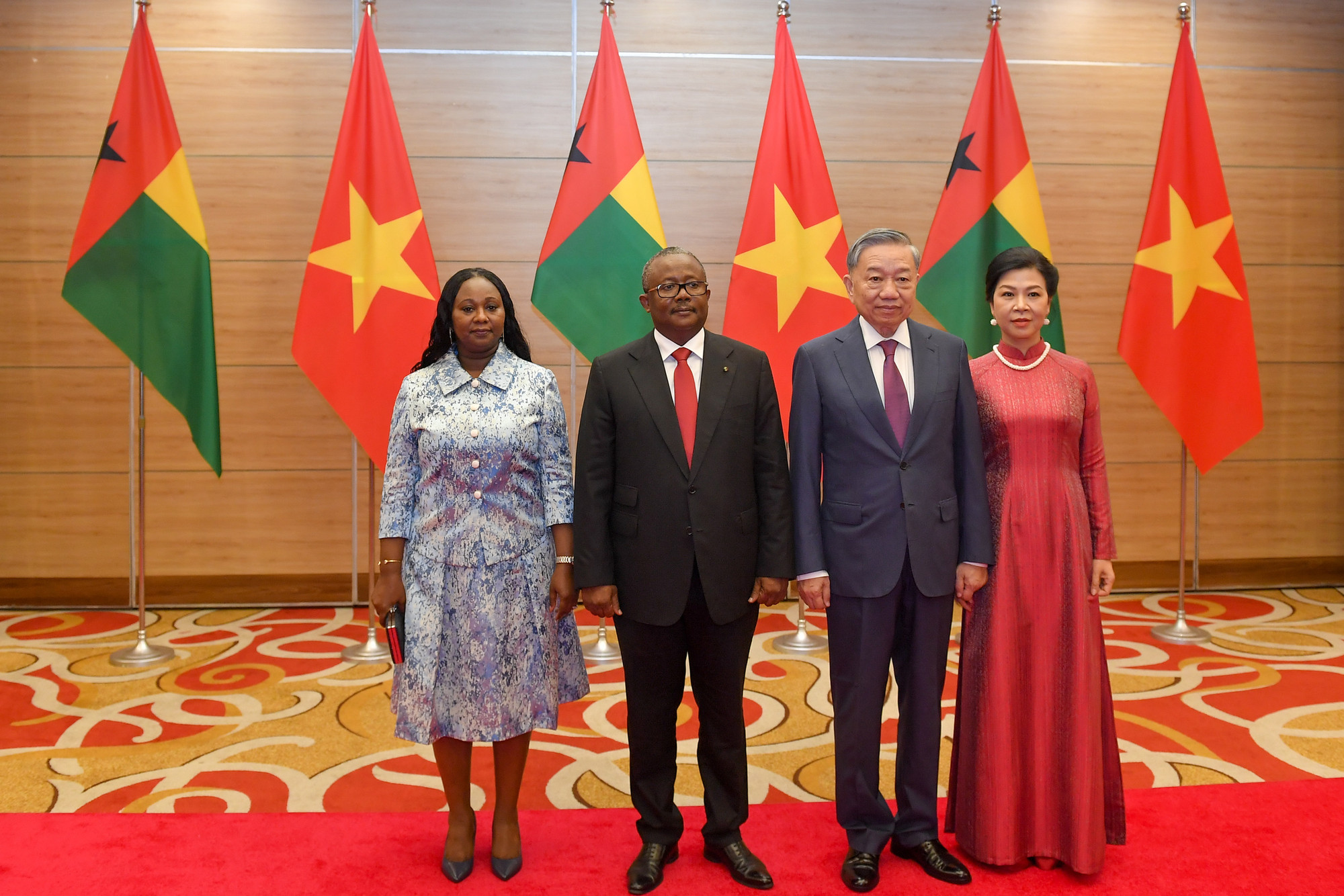 Tổng Bí thư, Chủ tịch nước Tô Lâm cùng Phu nhân và Tổng thống Cộng hòa Guinea-Bissau Umaro Sissoco Embaló cùng Phu nhân tại tiệc chiêu đãi. Tổng Bí thư, Chủ tịch nước Tô Lâm cùng Phu nhân và Tổng thống Cộng hòa Guinea-Bissau Umaro Sissoco Embaló cùng Phu nhân tại tiệc chiêu đãi.