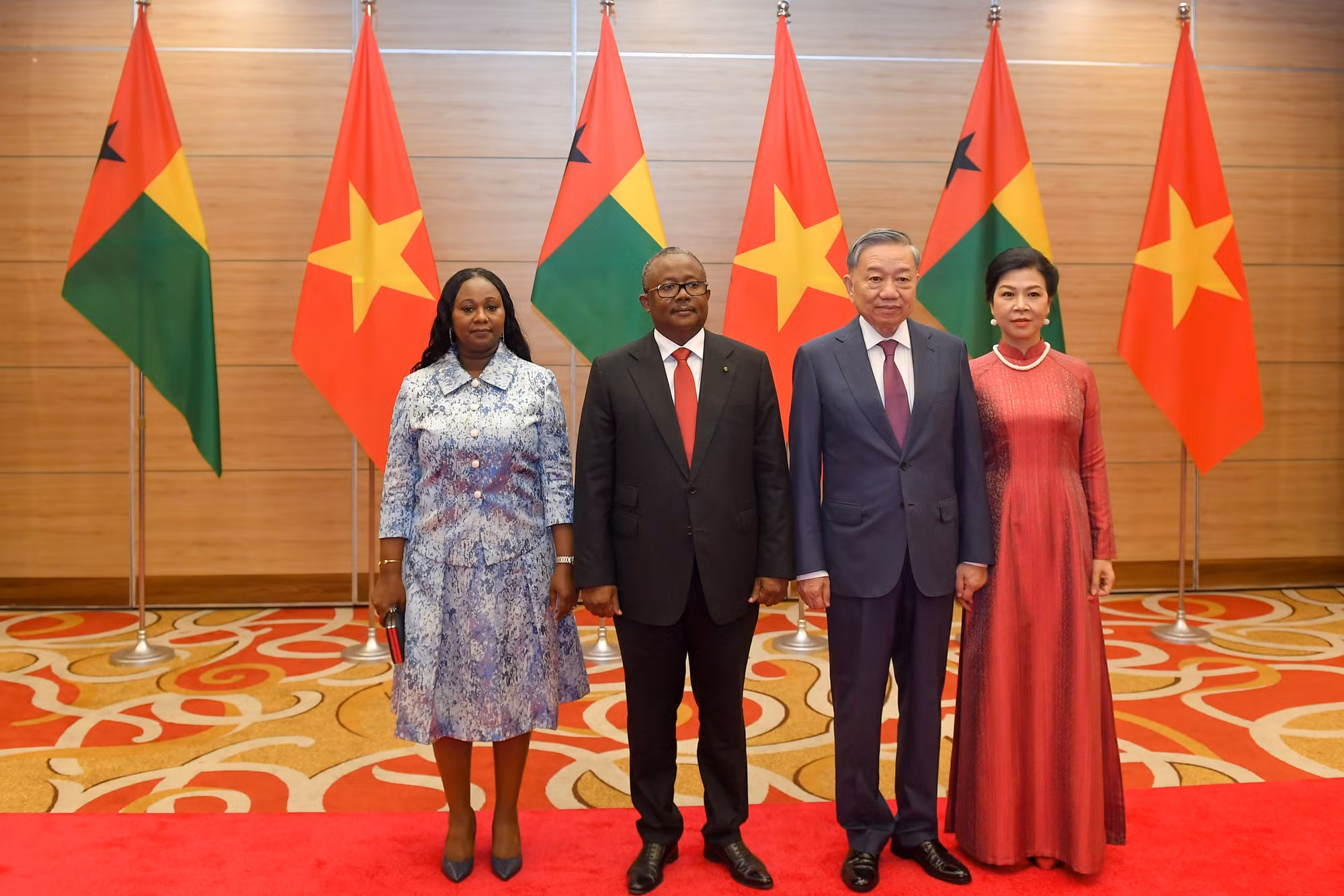 Tổng Bí thư, Chủ tịch nước Tô Lâm cùng Phu nhân và Tổng thống Cộng hòa Guinea-Bissau Umaro Sissoco Embaló cùng Phu nhân tại tiệc chiêu đãi.