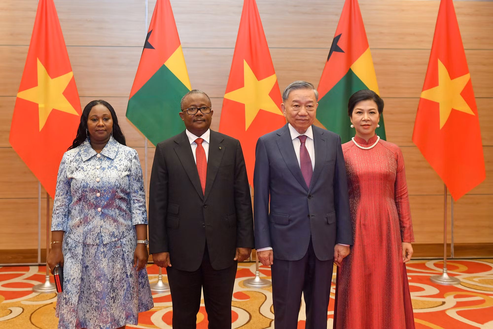Tổng Bí thư, Chủ tịch nước Tô Lâm cùng Phu nhân và Tổng thống Cộng hòa Guinea-Bissau Umaro Sissoco Embaló cùng Phu nhân tại tiệc chiêu đãi.