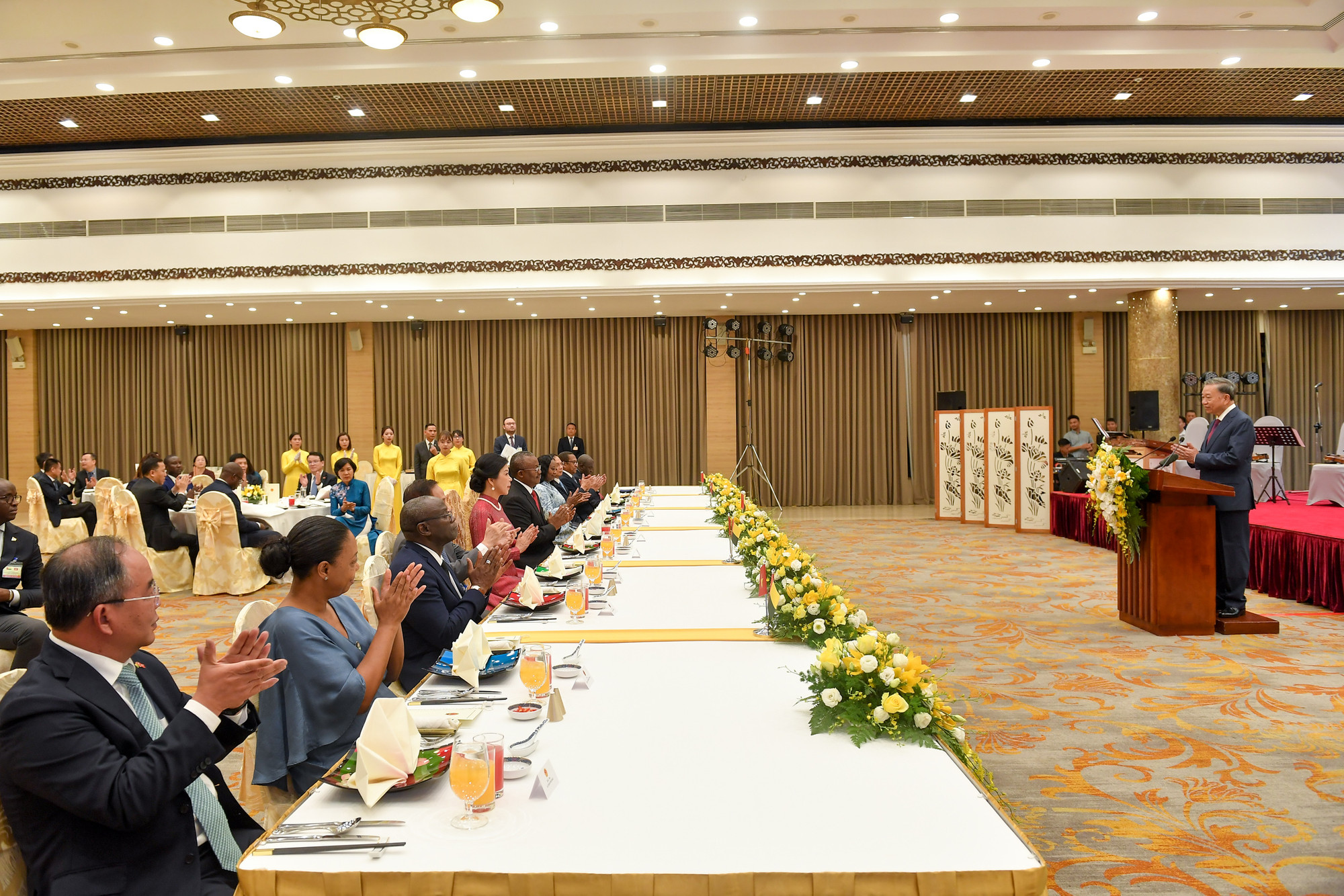 Quang cảnh buổi tiệc chiêu đãi. Quang cảnh buổi tiệc chiêu đãi.