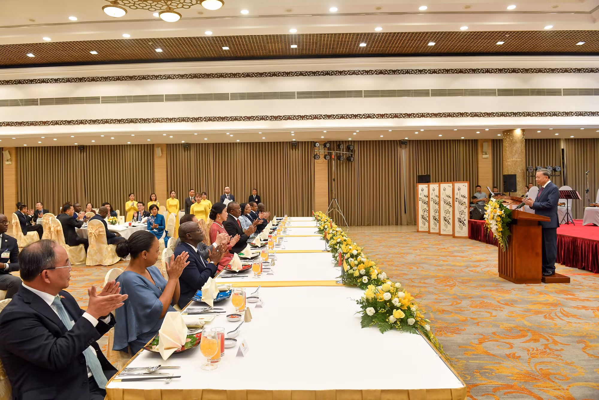 Quang cảnh buổi tiệc chiêu đãi.