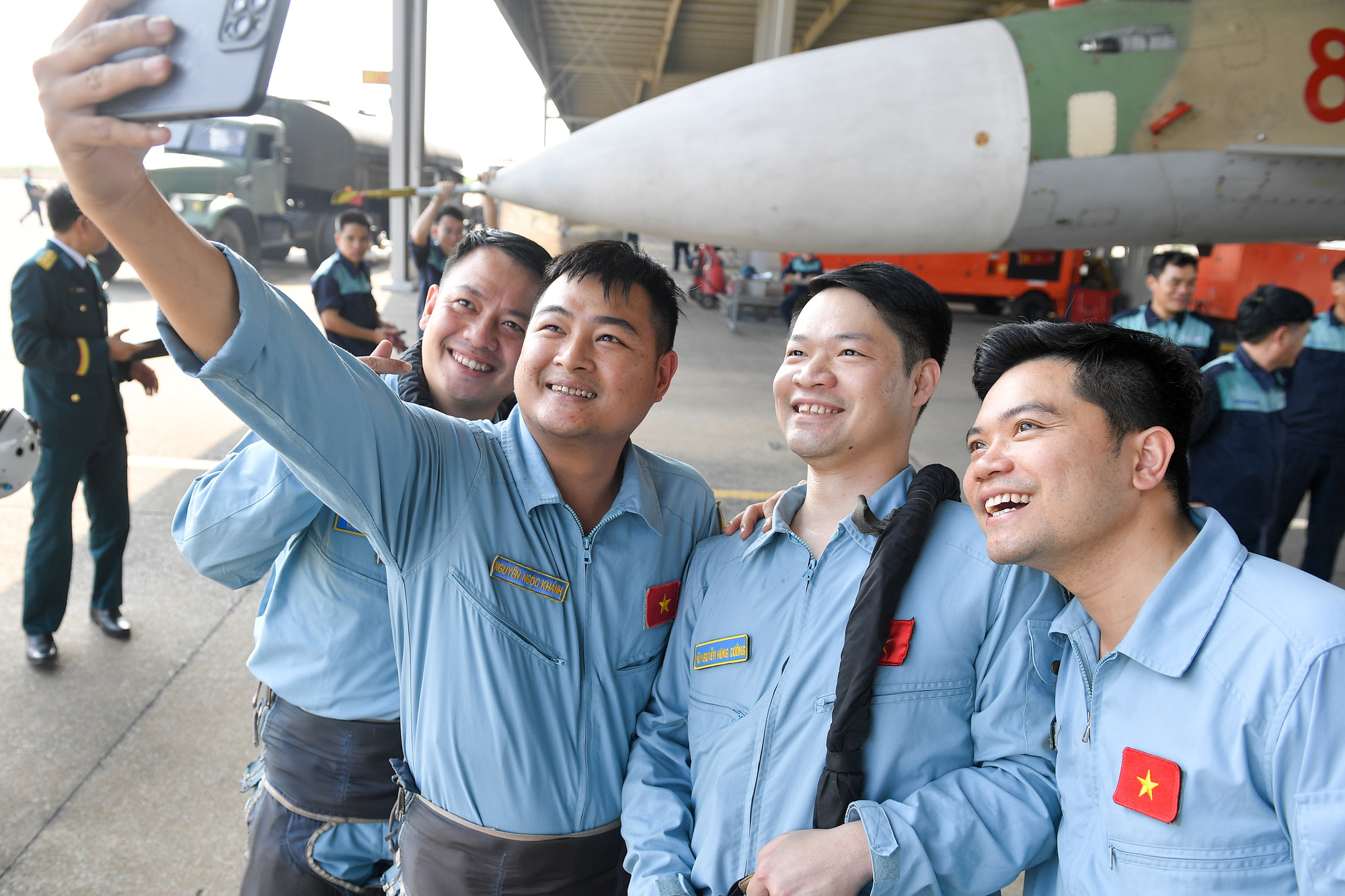 Nụ cười rạng rỡ, hạnh phúc của các phi công tiêm kích SU30-MK2 sau khi hoàn thành nhiệm vụ.