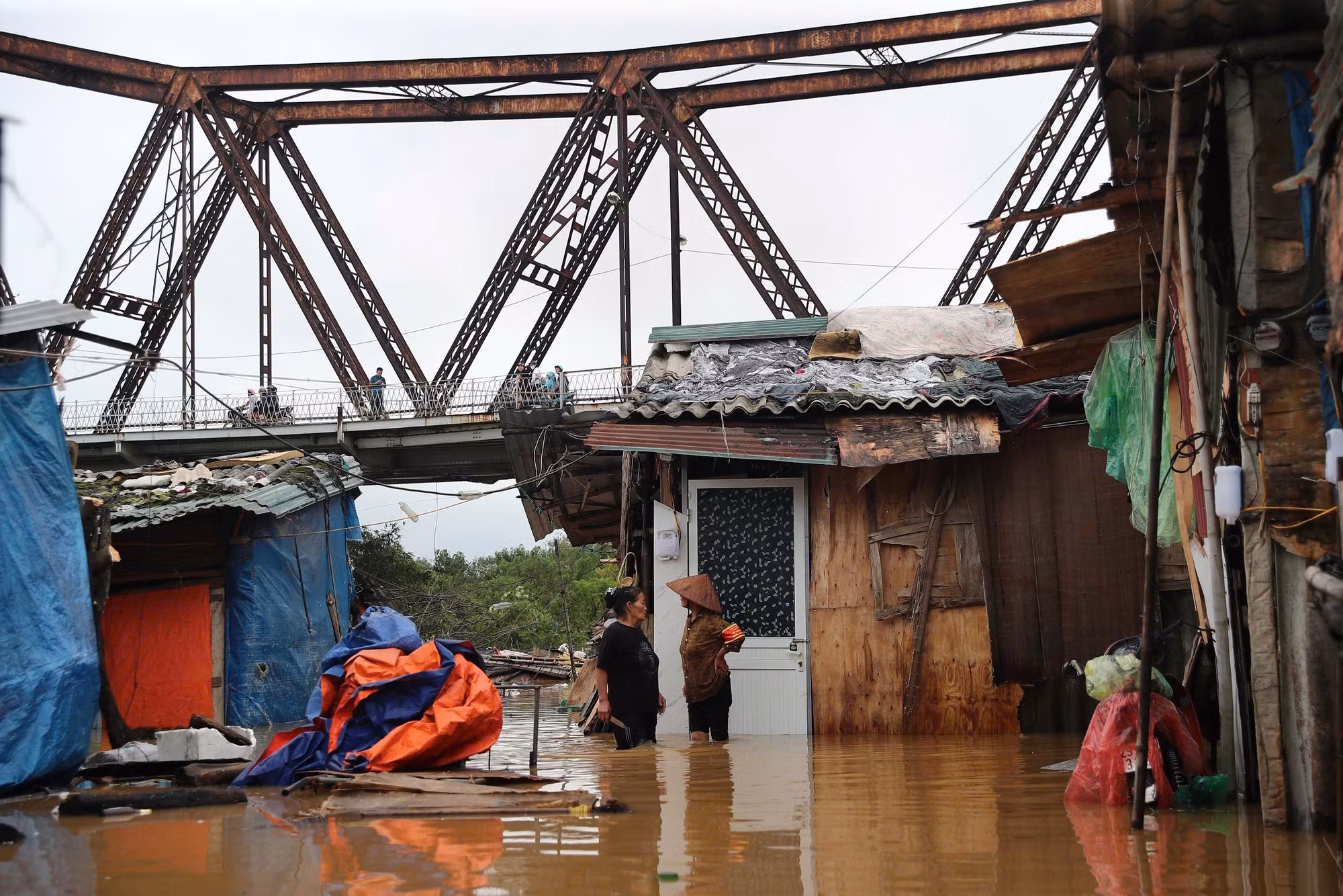 Người dân khu vực Phúc Tân (Hoàn Kiếm) phải di dời ra địa điểm khác để sinh sống do nước lên cao.