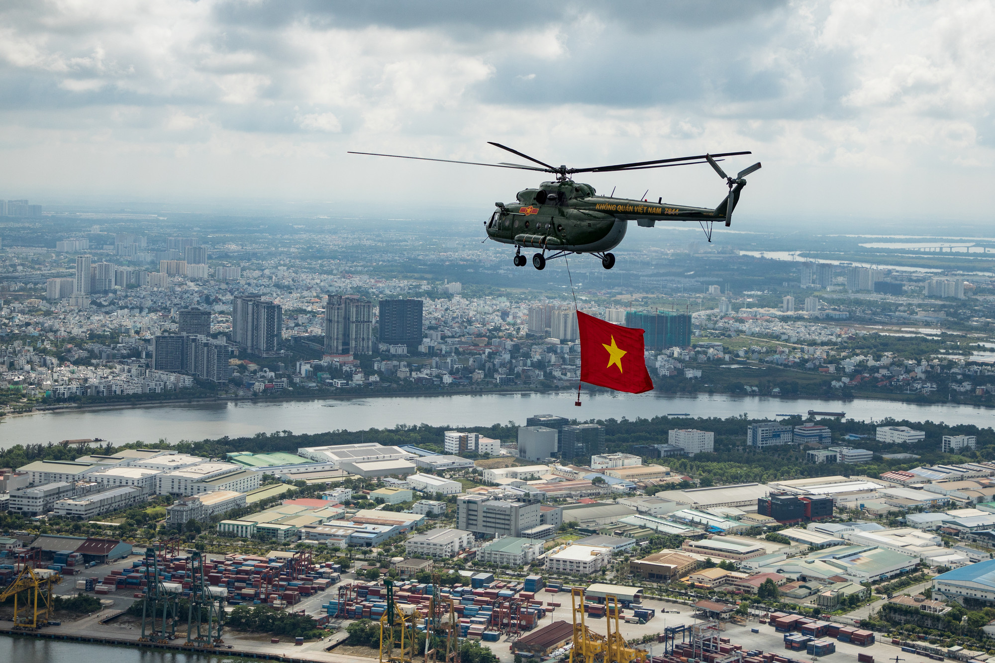 Máy bay trực thăng kéo theo cờ Đảng từ sân bay Biên Hòa hướng đến bầu trời Thành phố Hồ Chí Minh.