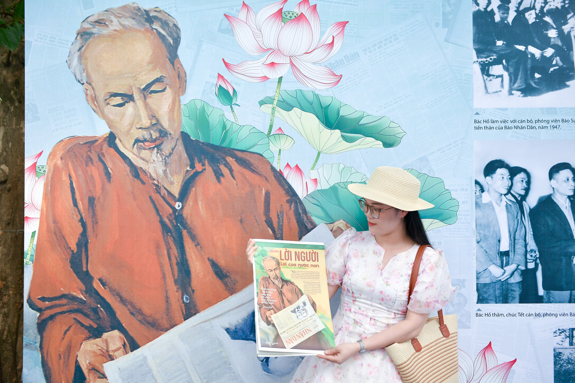 Các bạn trẻ chụp hình check-in tại triển lãm. Các bạn trẻ chụp hình check-in tại triển lãm.