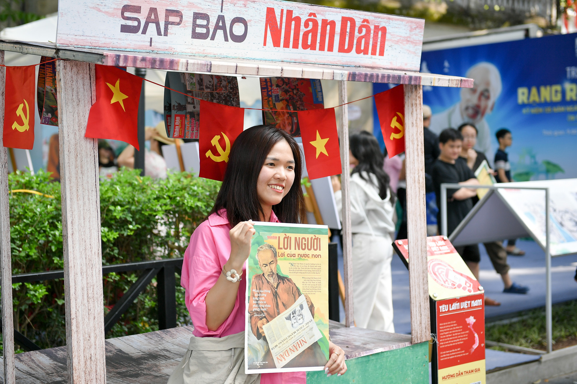 Trang phụ san đặc biệt được tích hợp mã QR kết nối đến tư liệu sinh động về Bác Hồ tạo nên một trải nghiệm đọc hiện đại, hấp dẫn. Trang phụ san đặc biệt được tích hợp mã QR kết nối đến tư liệu sinh động về Bác Hồ tạo nên một trải nghiệm đọc hiện đại, hấp dẫn.