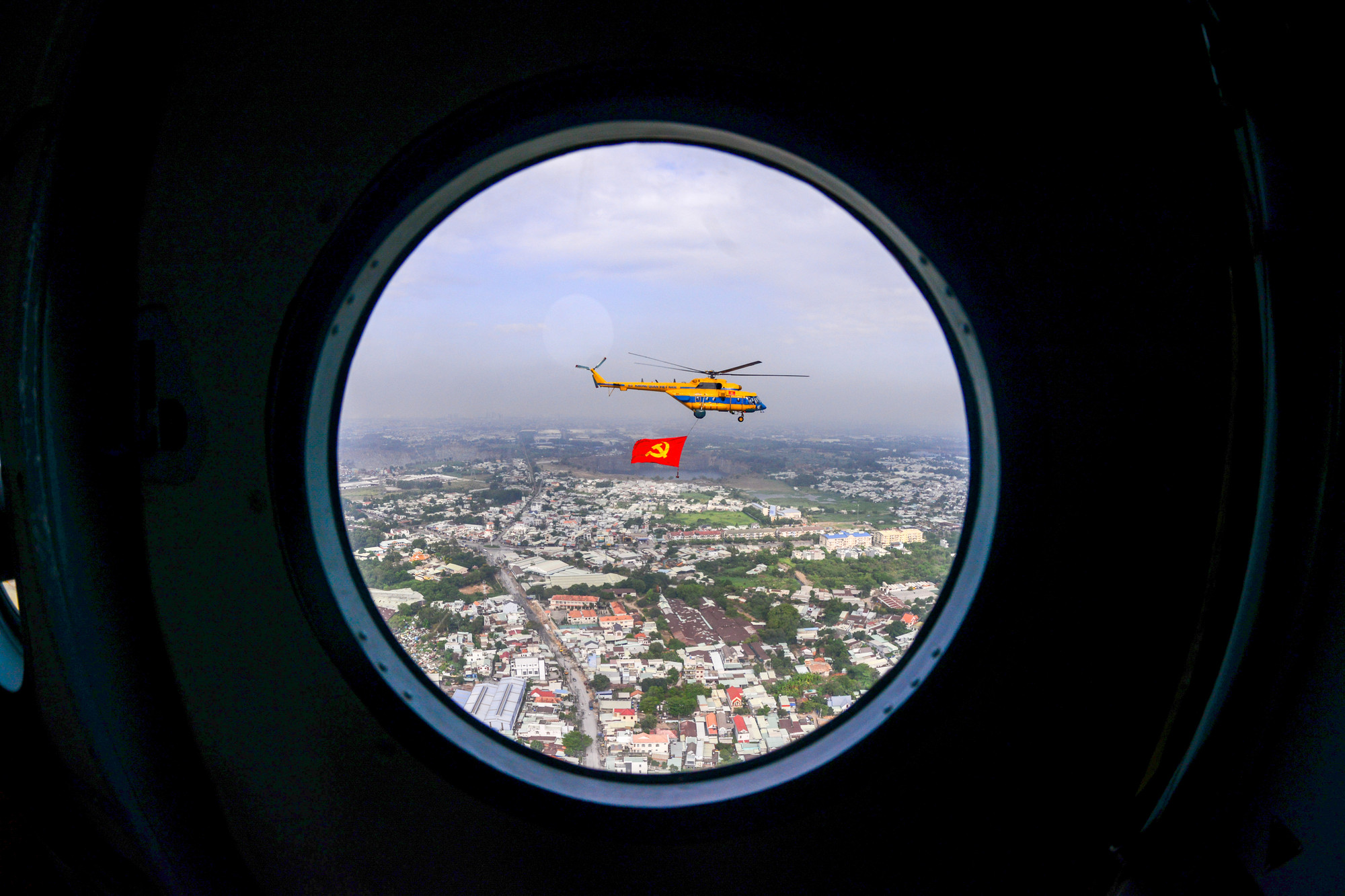 Sự xuất hiện của những chiếc trực thăng mang theo cờ Đảng, cờ Tổ quốc trong những ngày qua sẽ là kỷ niệm đặc biệt với người dân Thành phố Hồ Chí Minh.