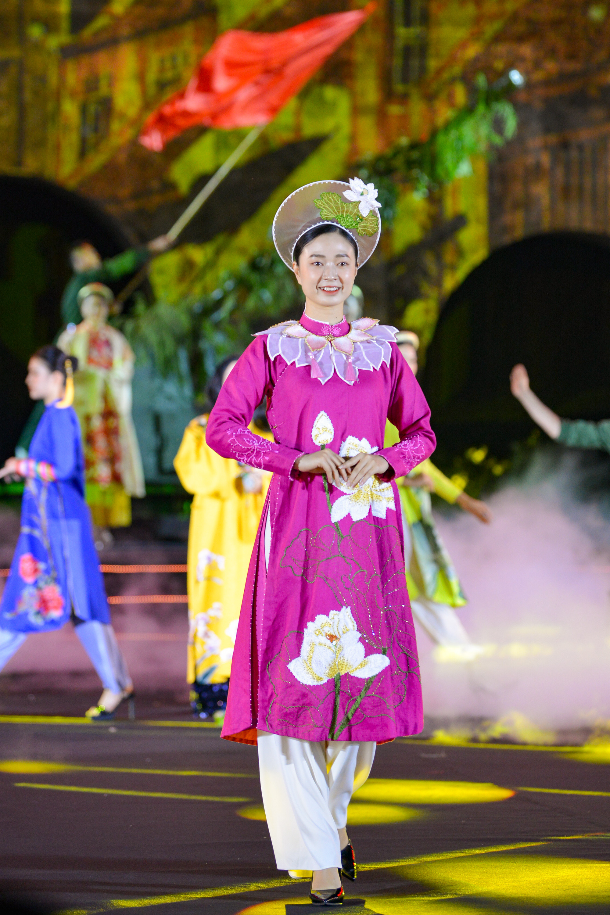 Cảm xúc rộn ràng, vui tươi với những khúc ca hòa bình, đất nước trọn niềm vui cùng bộ sưu tập áo dài “Liên phụng hòa minh” của nhà thiết kế Quang Hòa.