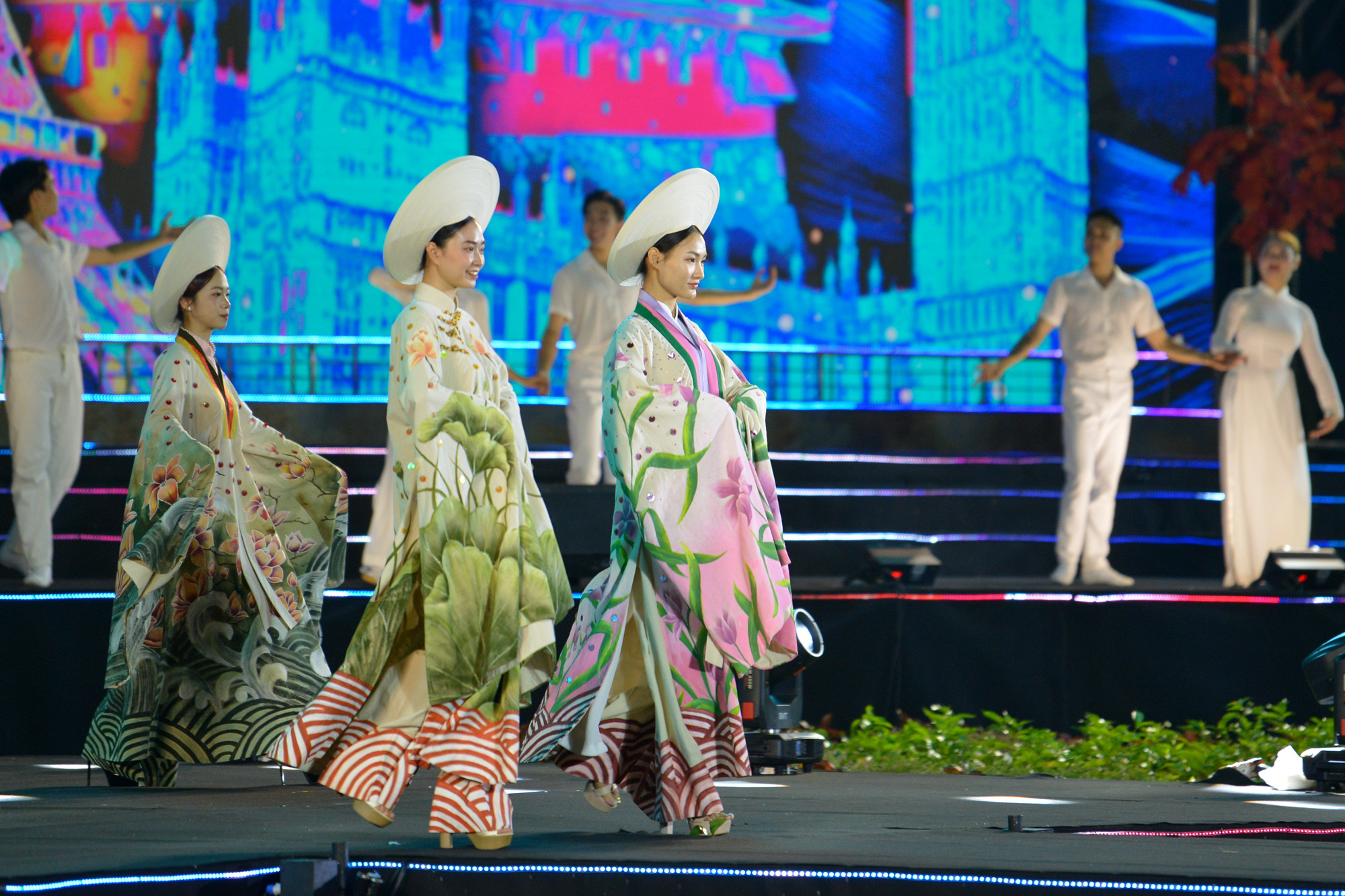 Bộ sưu tập áo dài “Truyền thống trong thực tại” của La Hằng Design.