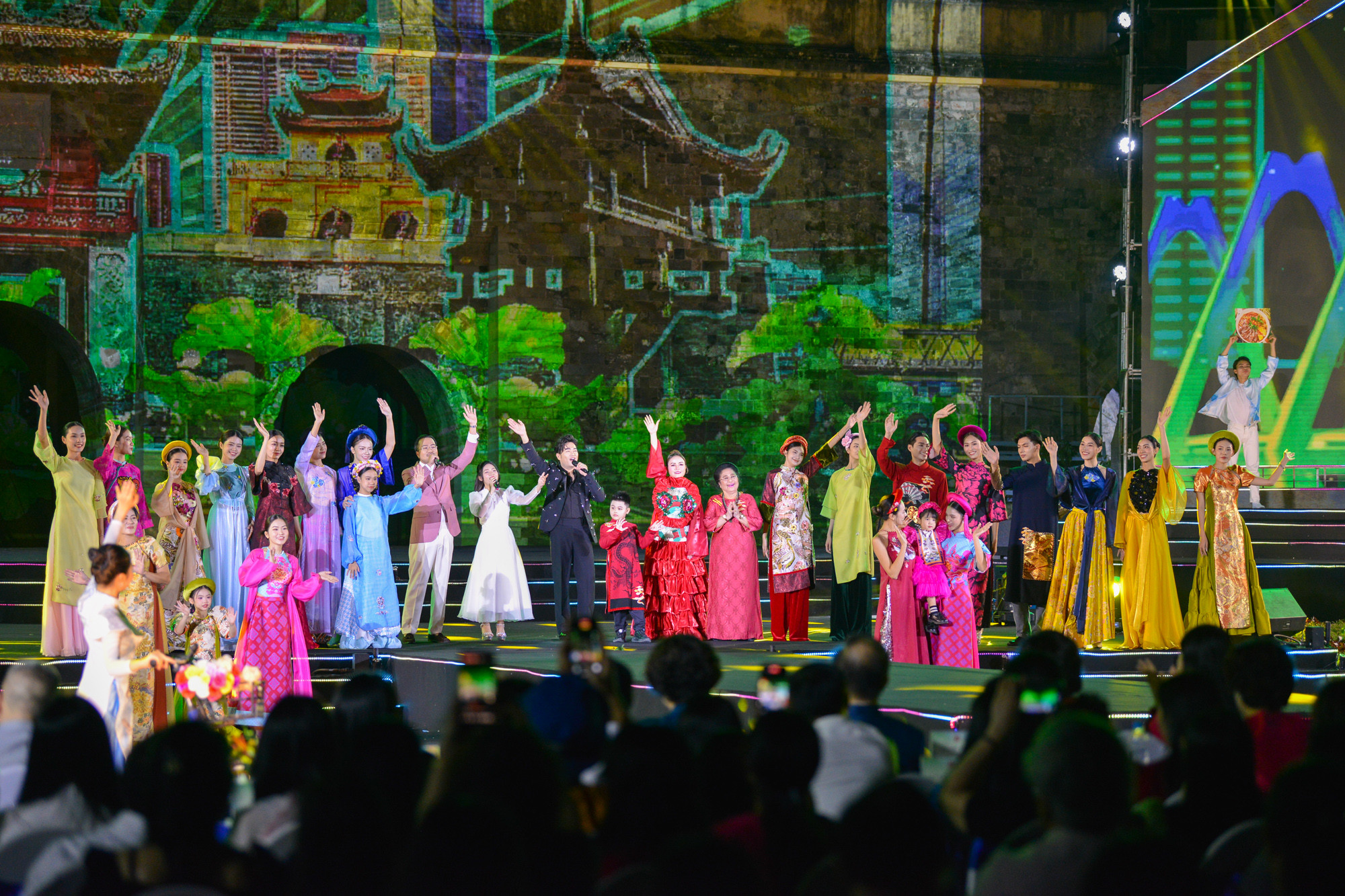 Chương trình khai mạc chủ đề “Tinh hoa áo dài” với sân khấu quy mô lớn trong không gian cổ kính của Hoàng thành Thăng Long đã tạo hiệu ứng tốt đẹp và ấn tượng trong lòng người dân, du khách và bạn bè quốc tế. Chương trình khai mạc chủ đề “Tinh hoa áo dài” với sân khấu quy mô lớn trong không gian cổ kính của Hoàng thành Thăng Long đã tạo hiệu ứng tốt đẹp và ấn tượng trong lòng người dân, du khách và bạn bè quốc tế.