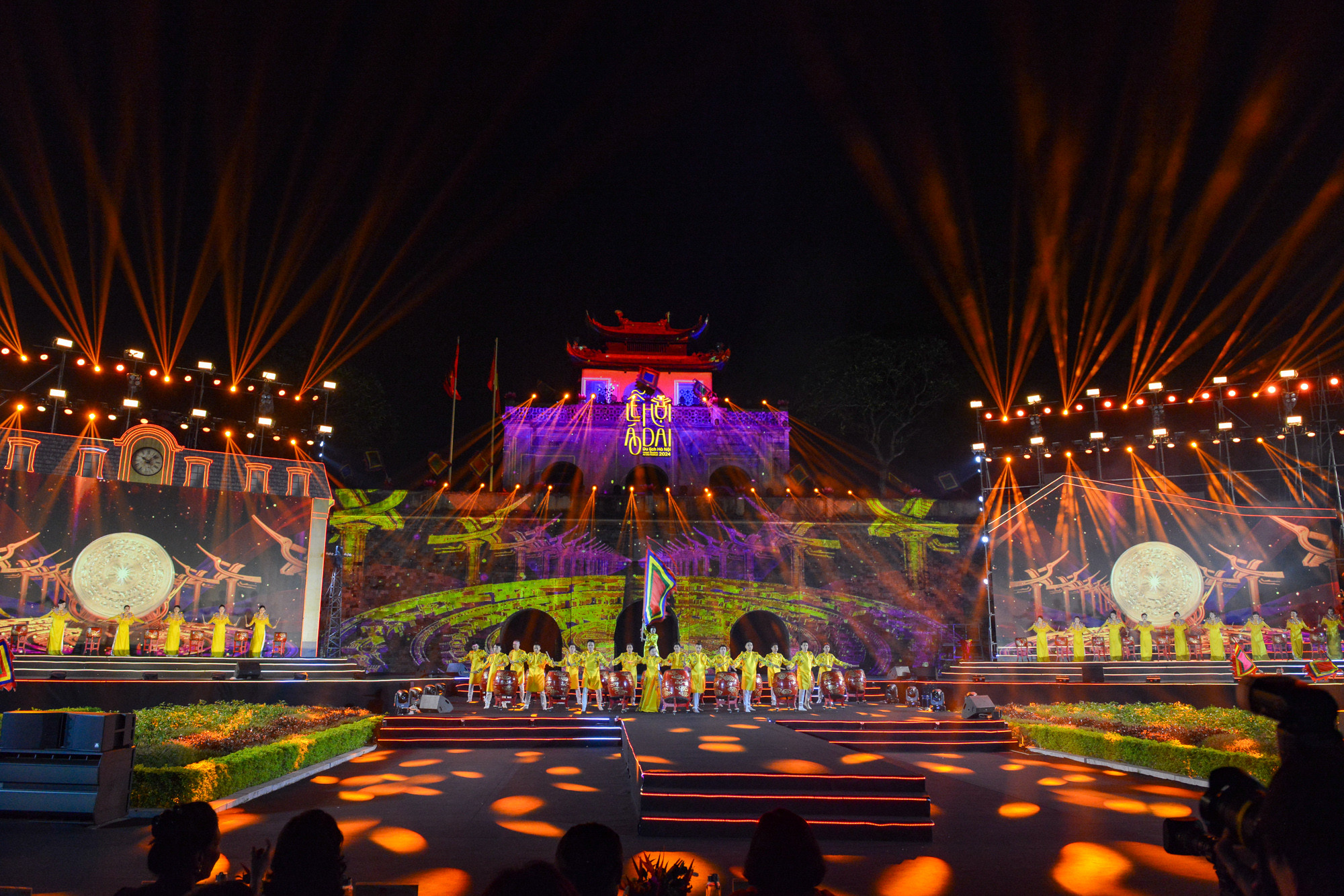 Màn trống hội chào mừng Lễ hội Áo dài Du lịch Hà Nội 2024.