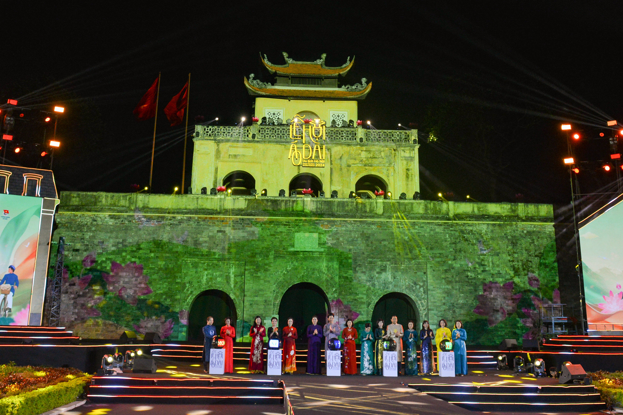 Các đại biểu thực hiện nghi thức khai mạc Lễ hội Áo dài Du lịch Hà Nội 2024.