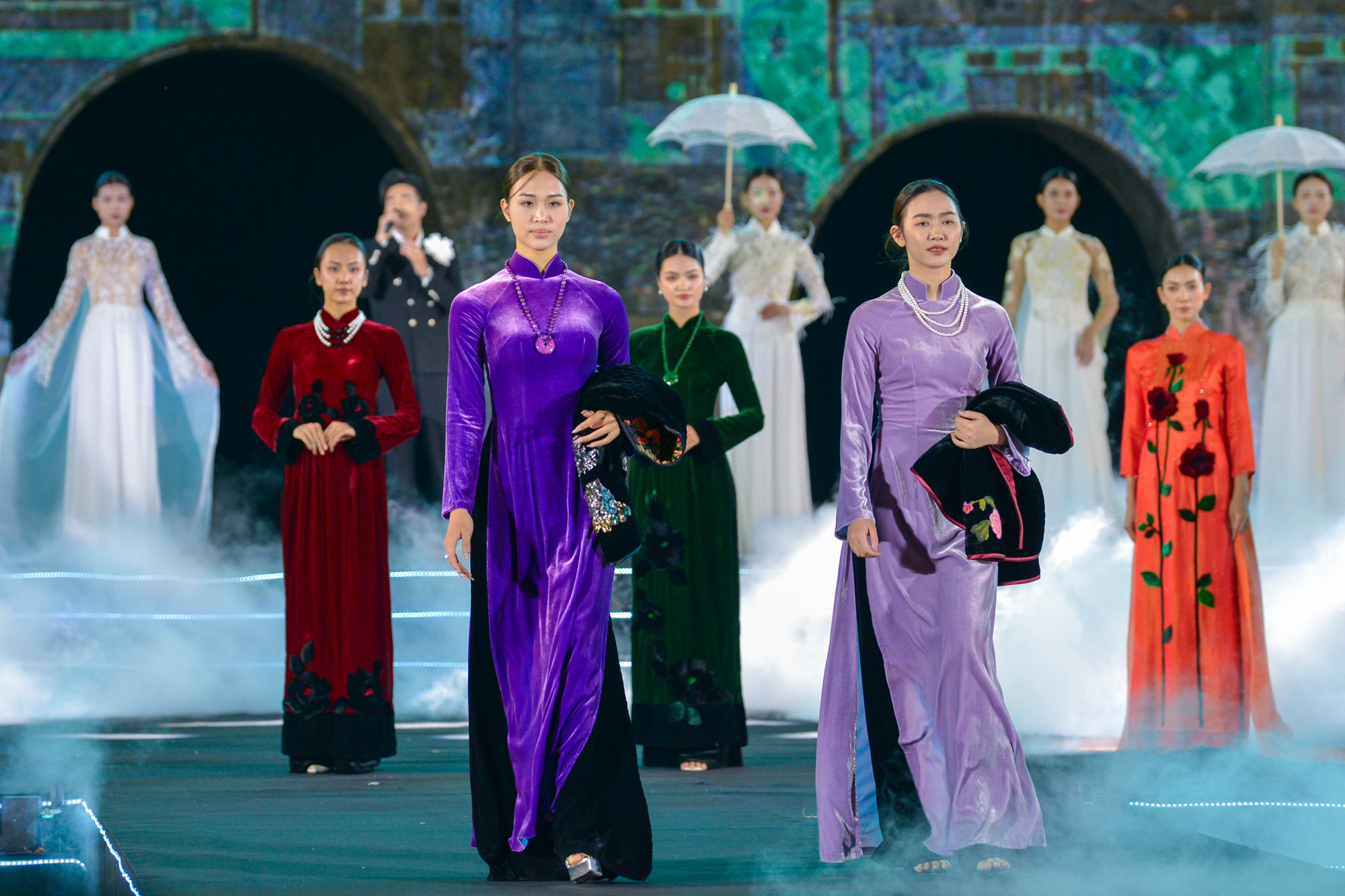 Bị mê hoặc bởi những tấm áo chần bông trấn thủ của các chiến sĩ Hà Nội quyết tử để tổ quốc quyết sinh, nhà thiết kế Đức Hùng đã mang đến sự hòa quyện duyên dáng giữa tà áo dài và chiếc áo chần bông, điểm xuyết là những chiếc khăn quàng được thêu tỉ mỉ, làm tăng thêm sự duyên dáng và uyển chuyển của những thiết kế đặc biệt này.