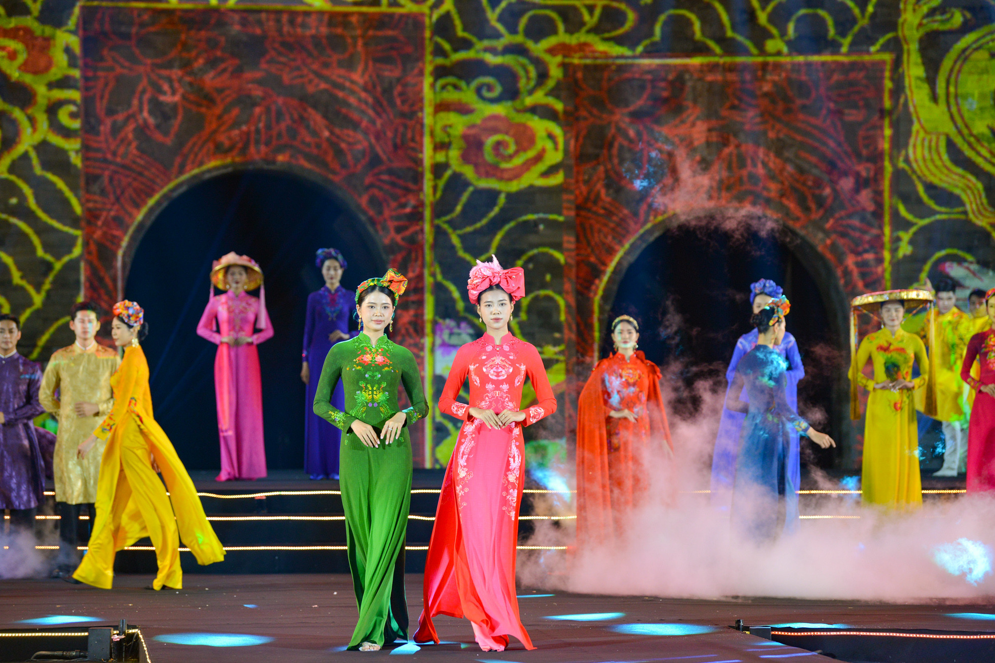 Nhà thiết kế Đỗ Trịnh Hoài Nam mở màn chương trình nghệ thuật với 3 bộ sưu tập.