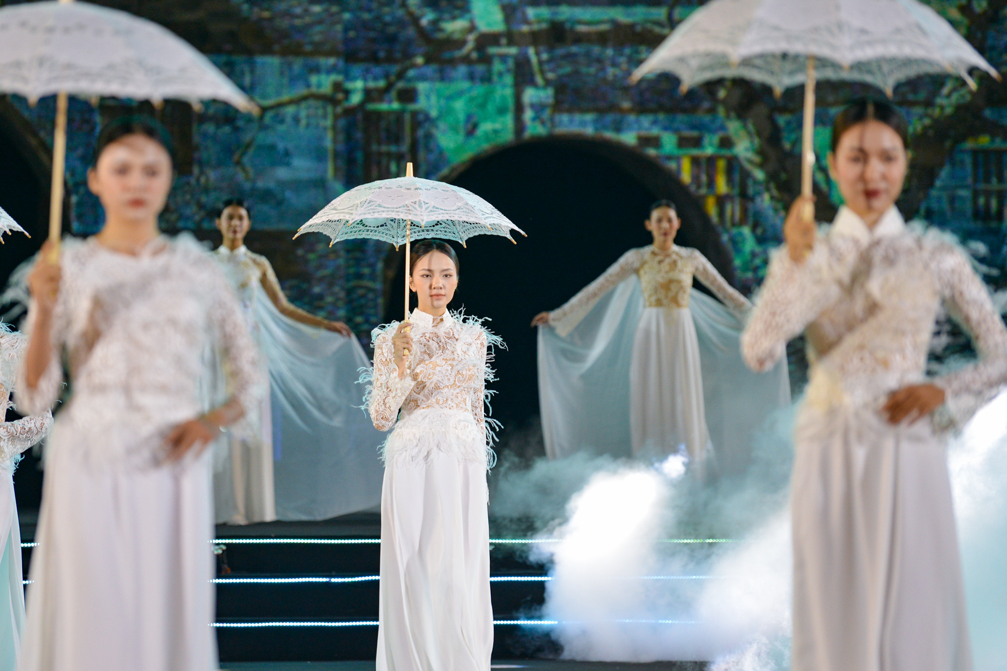 Bộ sưu tập áo dài “Giao mùa đêm Hà Nội” của Nhà thiết kế Đức Hùng.