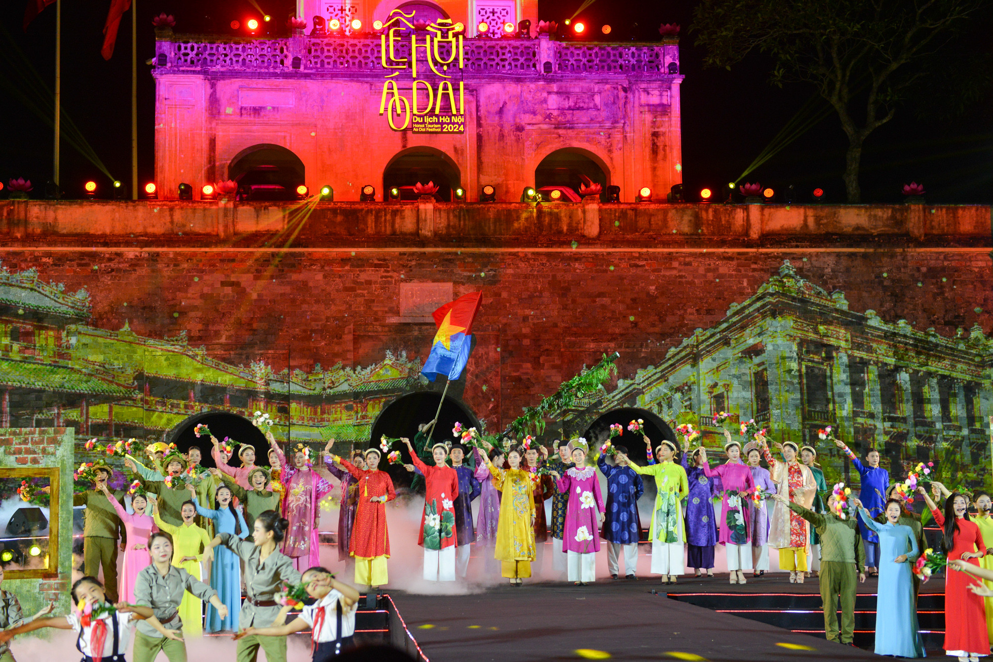 Hình ảnh kết hợp của sen trắng nở khoe sắc và Chim Phụng, hay Phượng hoàng, hai vẻ đẹp và tượng trưng cho sự cao quý là khơi nguồn cảm hứng thiết kế Bộ sưu tập "Liên Phụng Hòa Minh" của Áo dài Quang Hòa.