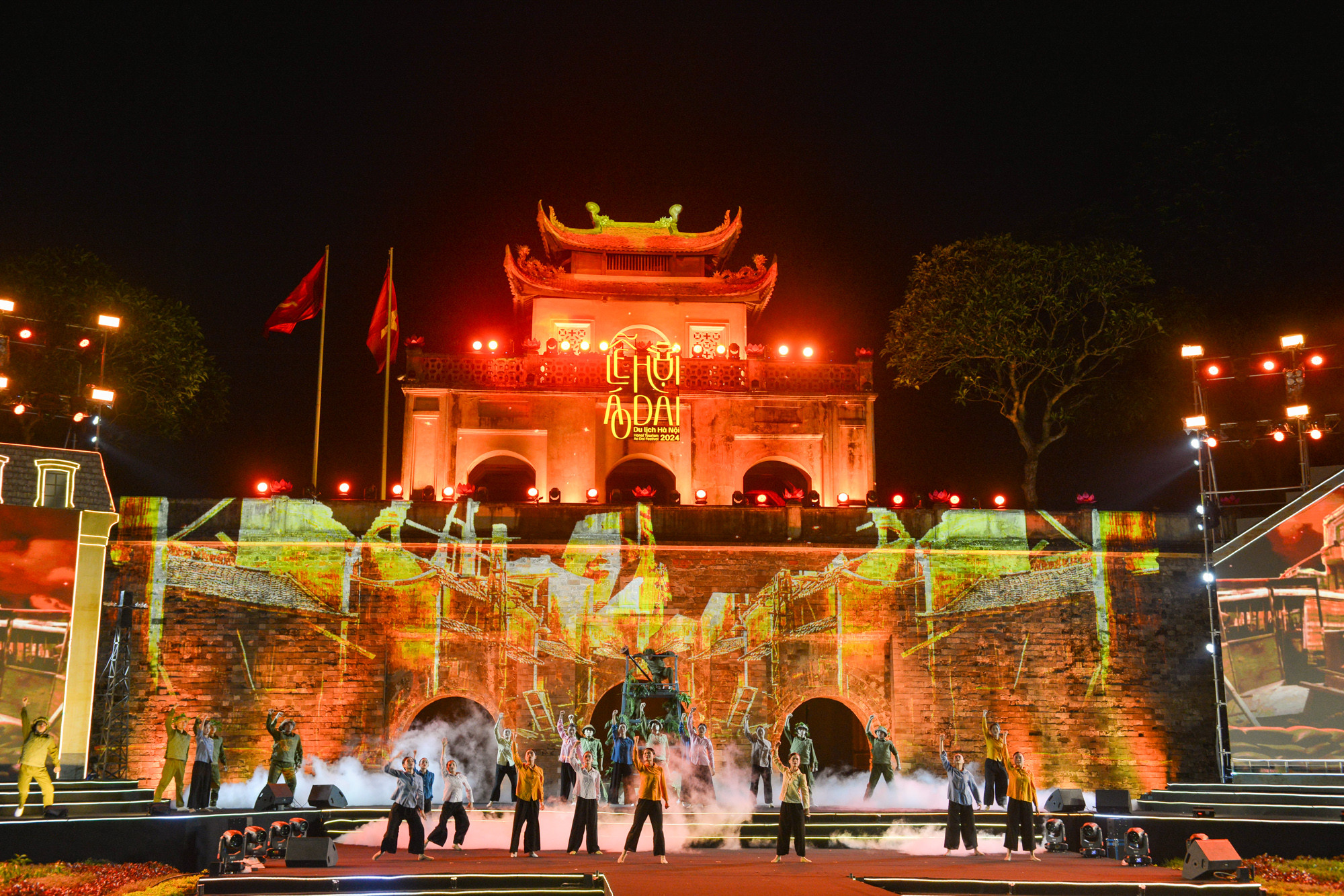 Mở đầu cho chương 1: Lịch sử vàng son, tái hiện lại những giây phút hào hùng của những năm tháng lịch sử hơn 70 năm trước.