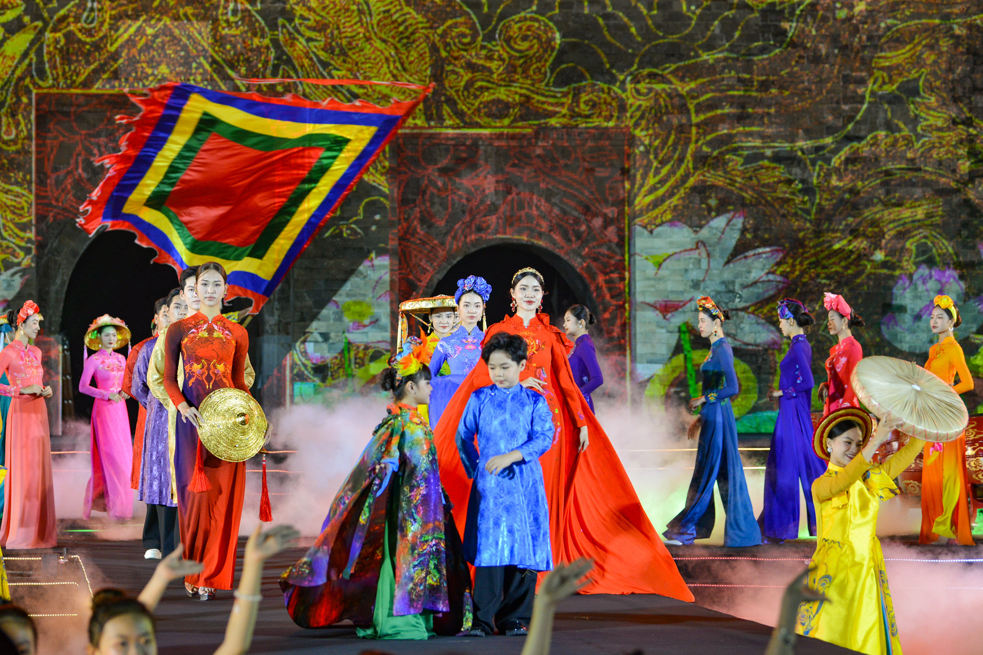 Lấy cảm hứng từ Thăng Long - vùng đất "Rồng bay lên" 3 bộ sưu tập của Nhà thiết kế Đỗ Trịnh Hoài Nam mang tên Hoàng Long, Tâm Sen, Lương Duyên.