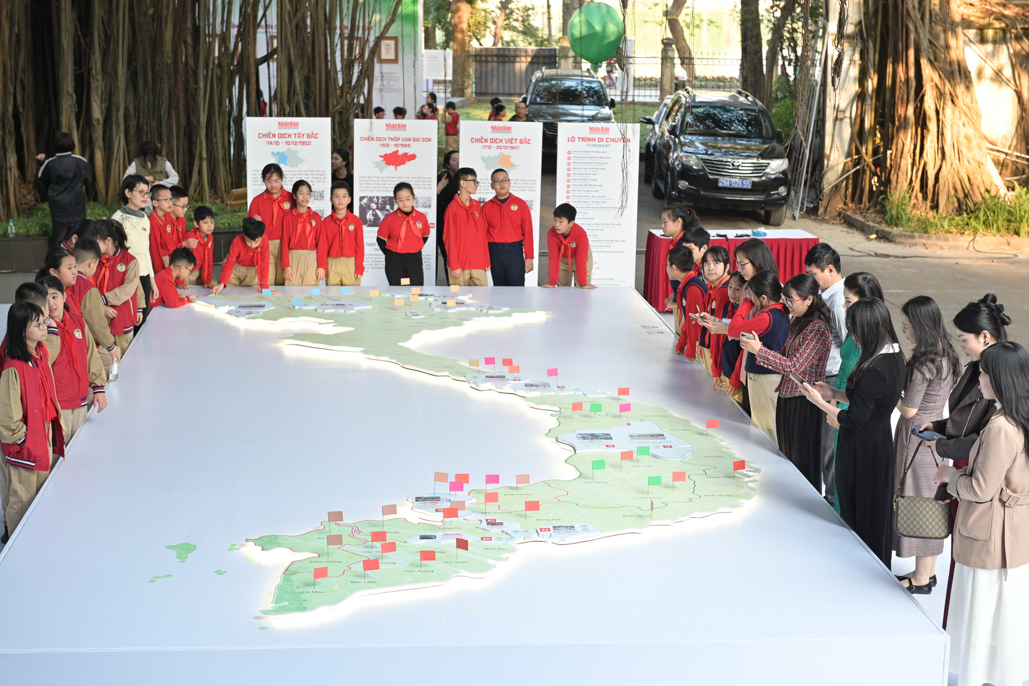 Ngày 21/12, đông đảo giáo viên, học sinh cùng nhiều người dân, du khách đã tới tham quan, trải nghiệm tại triển lãm.