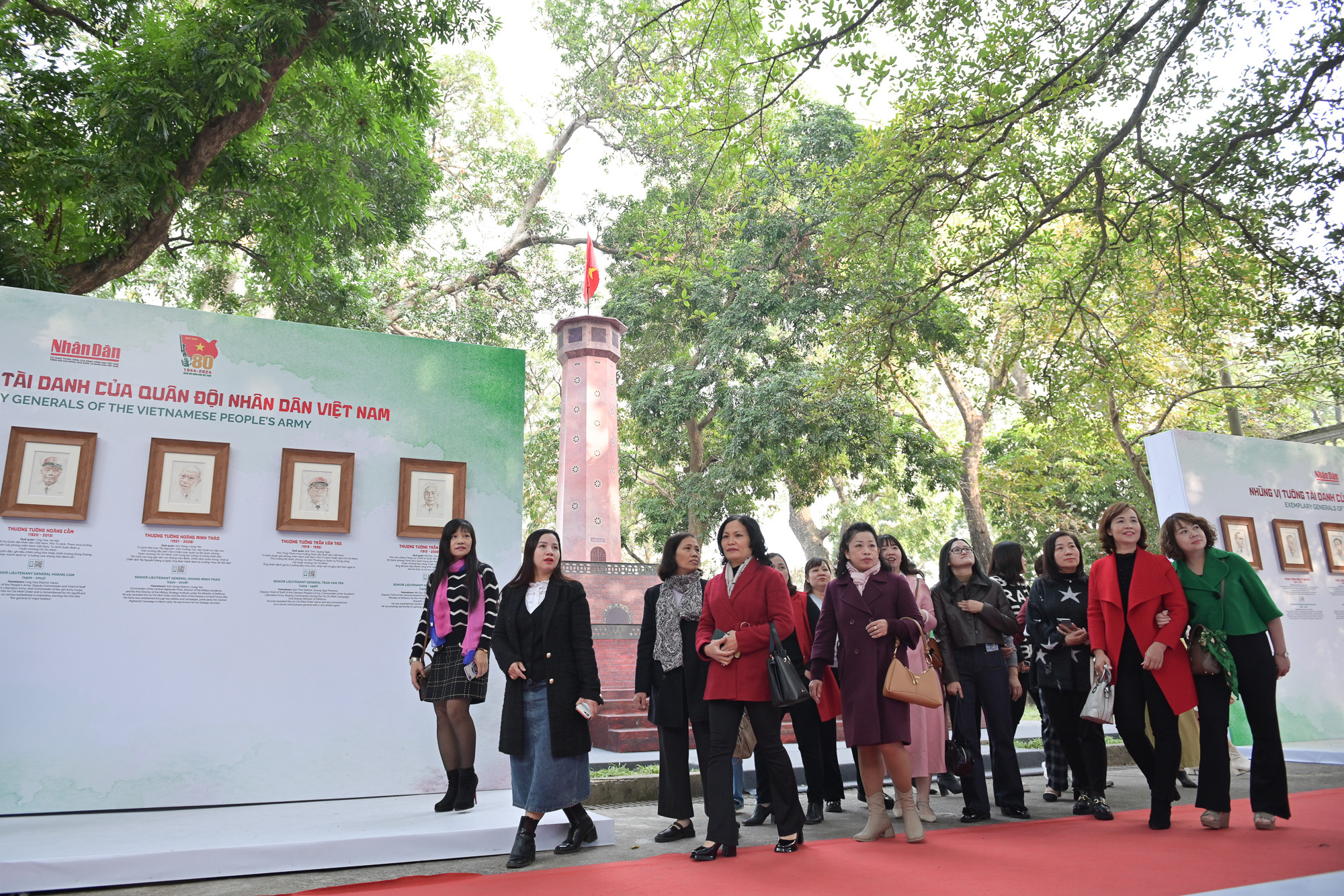 Nhiều giáo viên trường Mầm non Quang Trung ấn tượng với bộ tranh chân dung 20 vị tướng tài danh của Quân đội nhân dân Việt Nam.