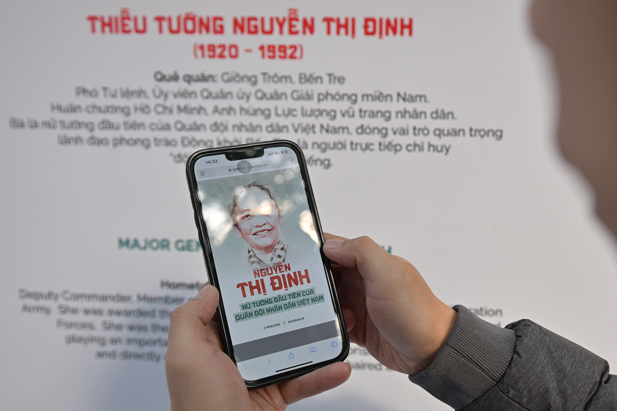 Trên mỗi bức tranh có gắn mã QR để người xem có thể hiểu sâu hơn về dấu ấn của những vị tướng tài danh trong lịch sử dân tộc.