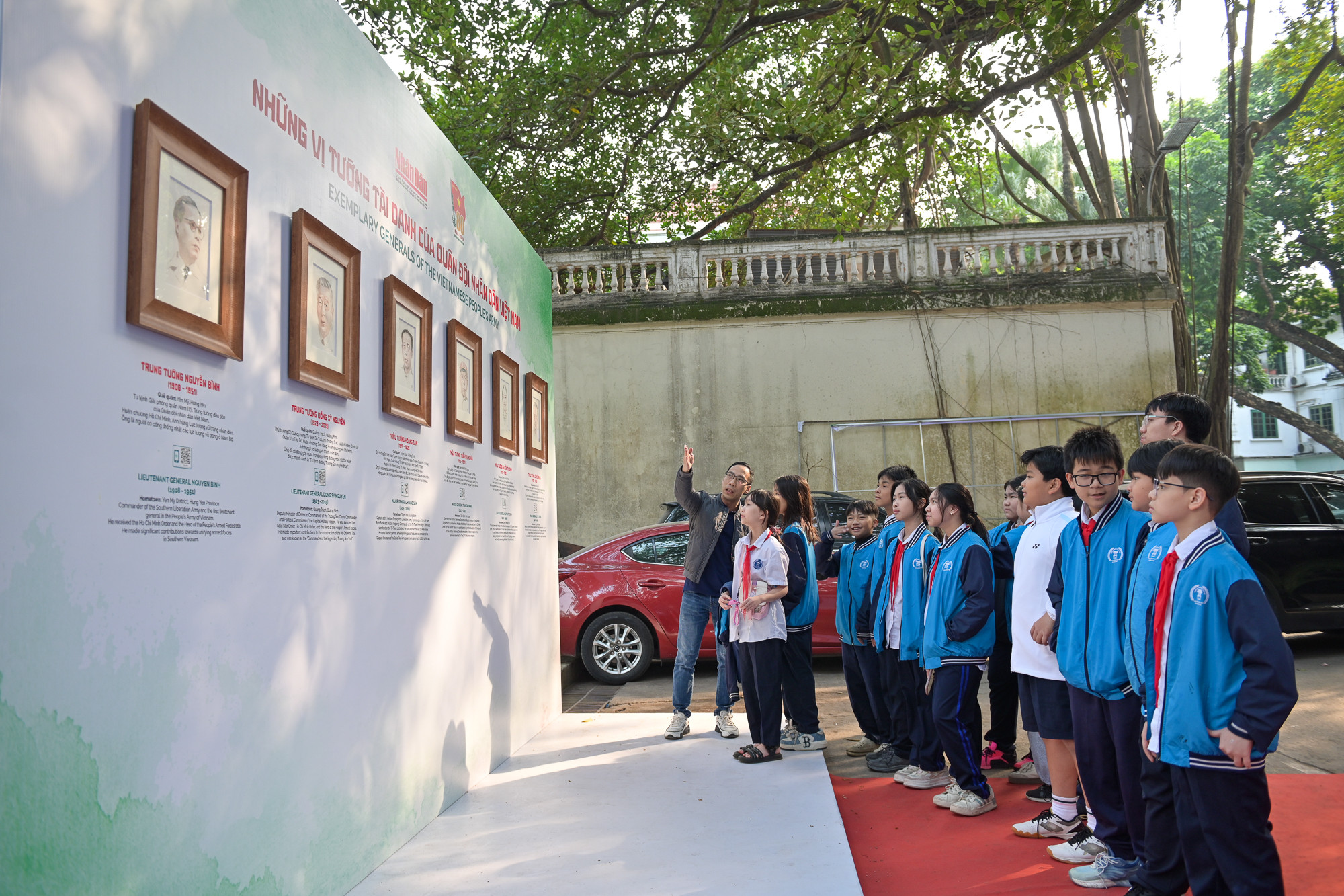 Học sinh trường Trung học cơ sở Nguyễn Công Trứ (Hà Nội) nghe giới thiệu về những vị tướng tài danh tại triển lãm.