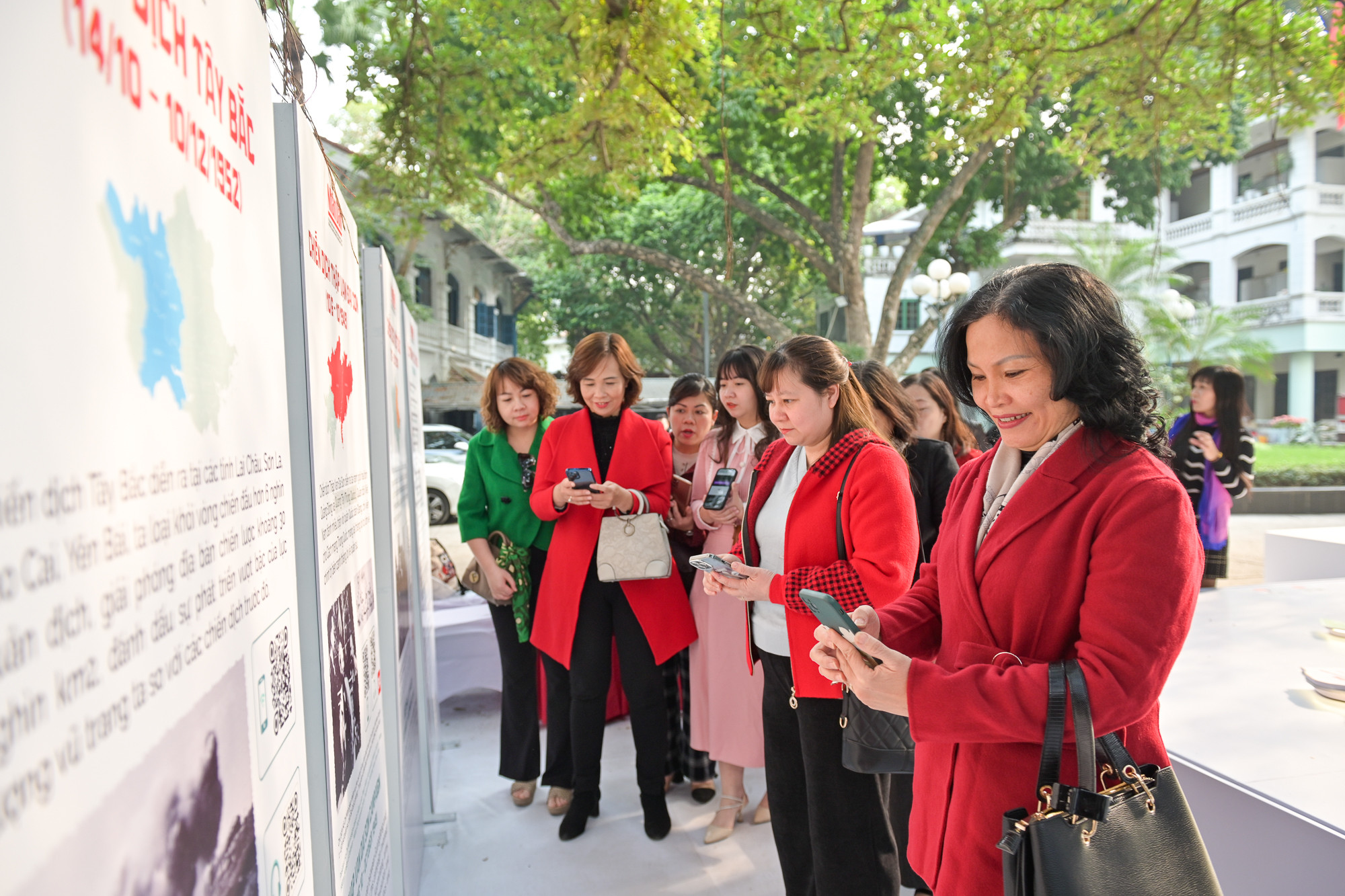 Giáo viên trường Mầm non Quang Trung (Hà Nội) tham quan tại triển lãm tương tác.