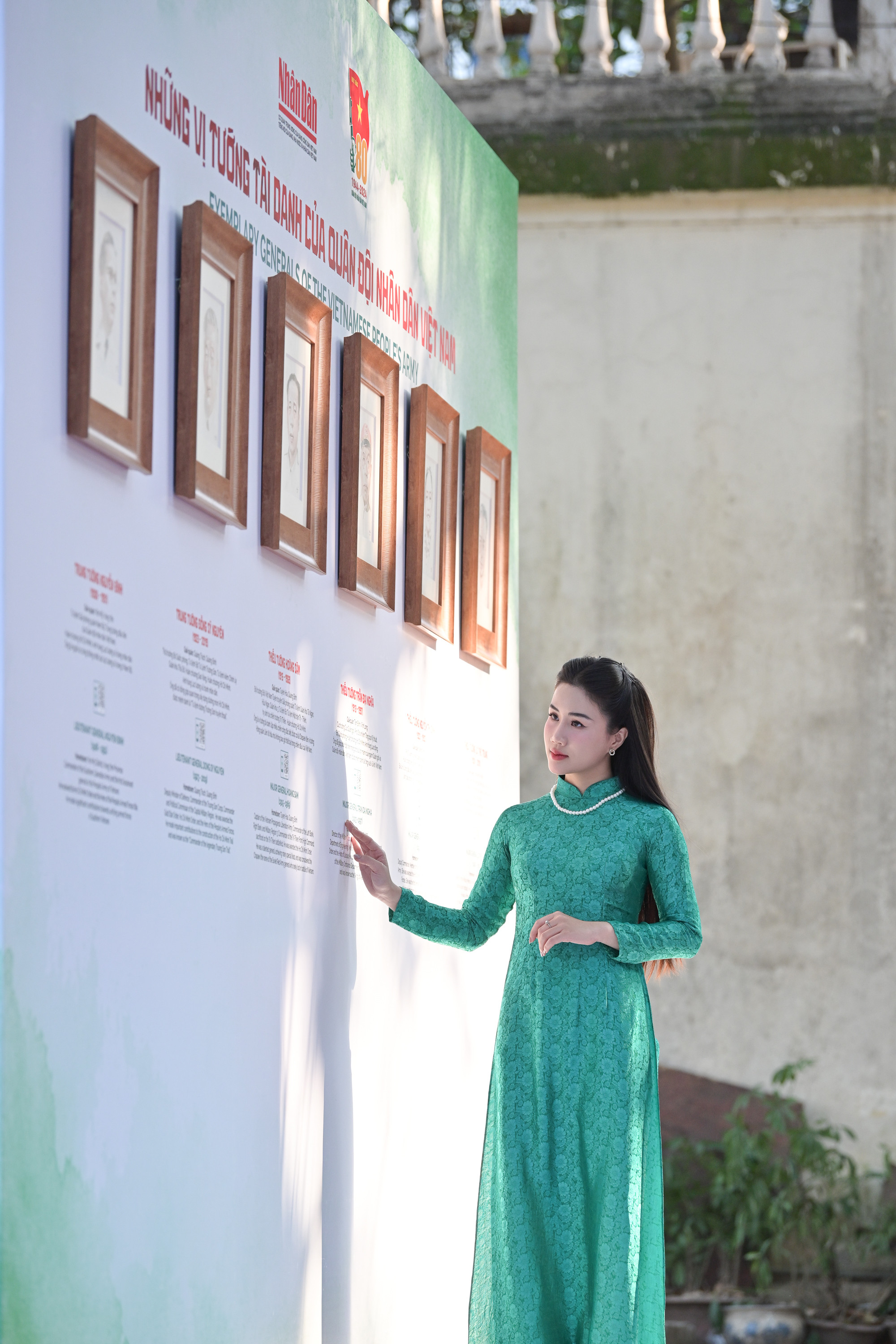 Nhiều bạn trẻ với trang phục áo dài đến triển lãm tương tác “Những trận đánh nổi tiếng, những vị tướng tài danh”.