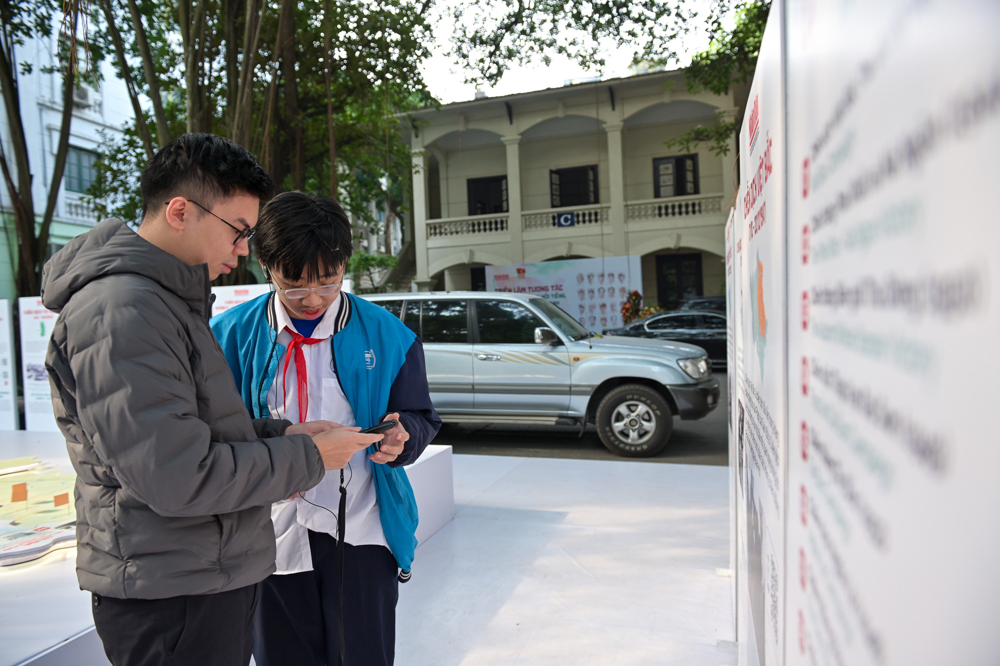 Học sinh nghe những câu chuyện lịch sử khi tham quan triển lãm.