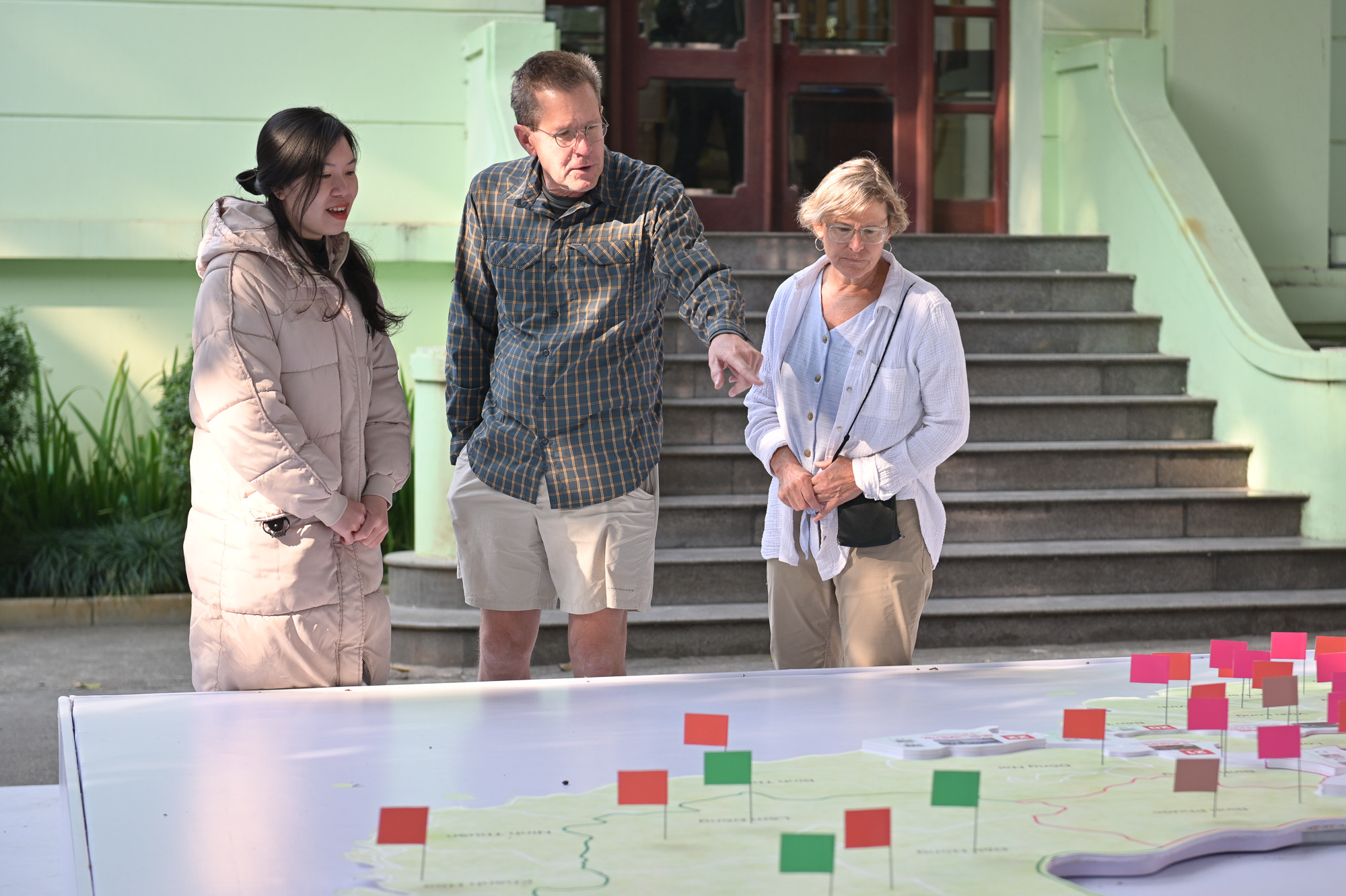 Du khách nước ngoài tại triển lãm.