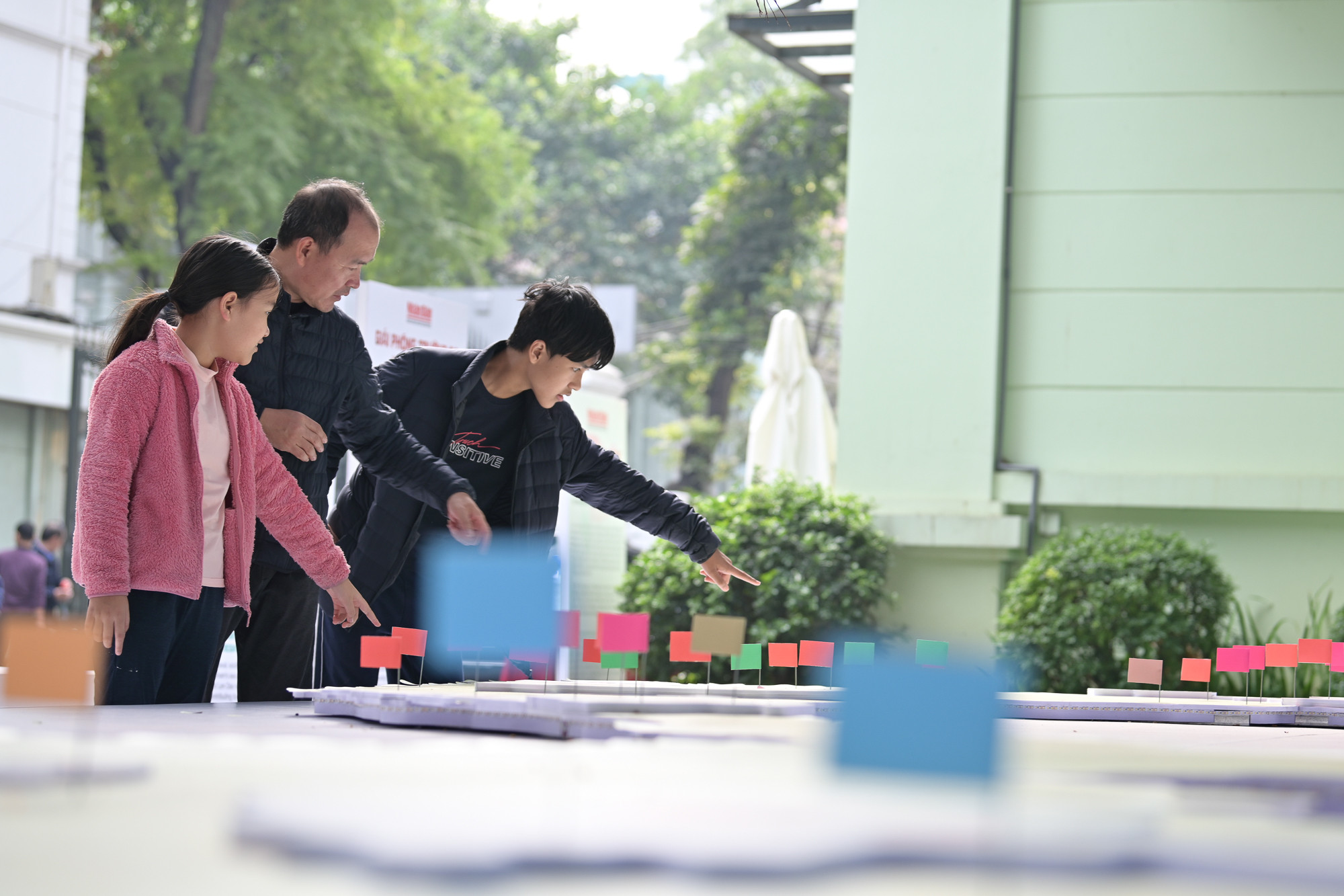 Ngày cuối tuần, nhiều gia đình cho con em đến tham quan triển lãm.