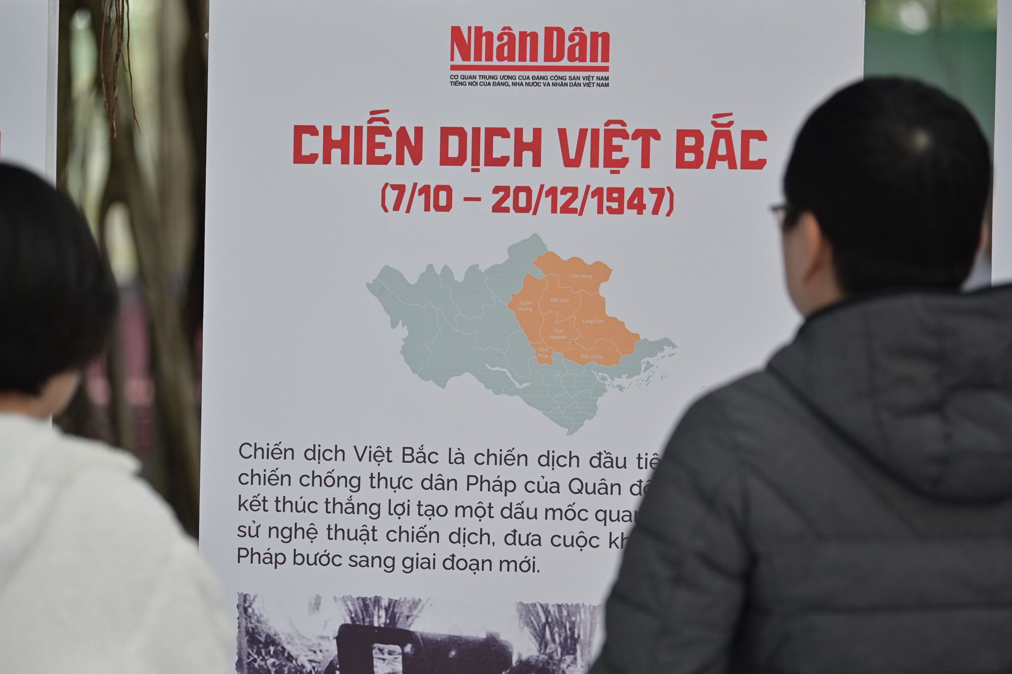 Người dân thủ đô tìm hiểu lịch sử Quân đội nhân dân Việt Nam.