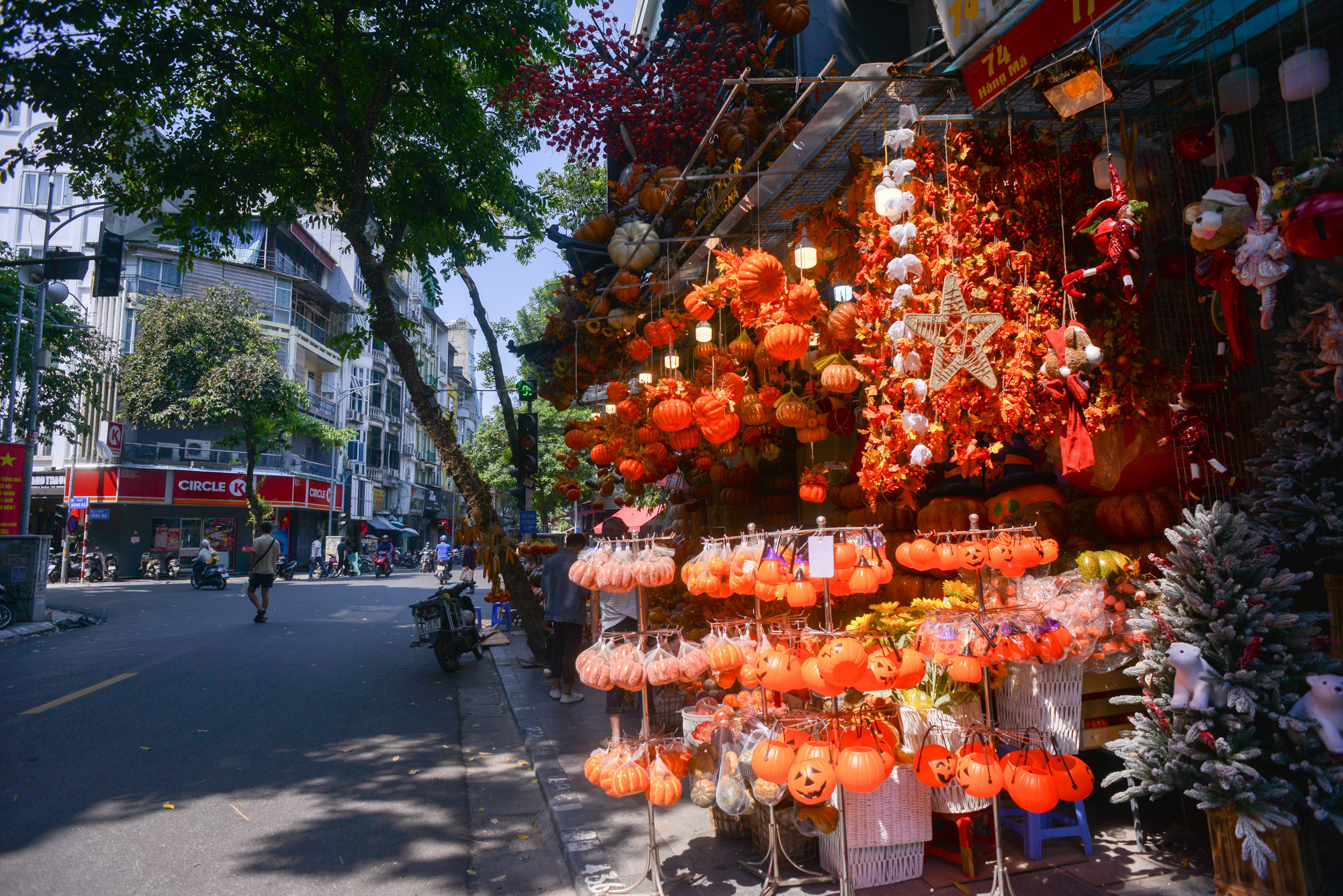 [Ảnh] Phố Hàng Mã khác lạ trước Lễ Halloween ảnh 3