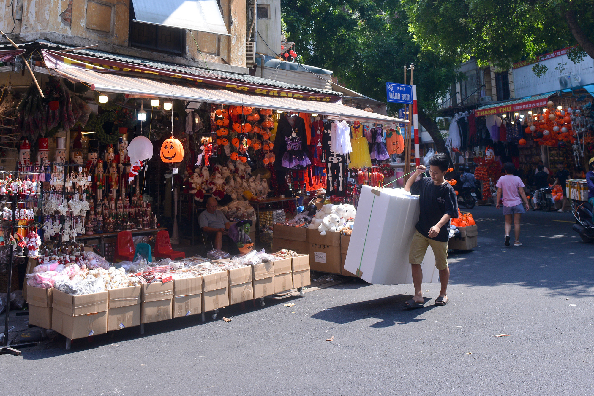 [Ảnh] Phố Hàng Mã khác lạ trước Lễ Halloween ảnh 9