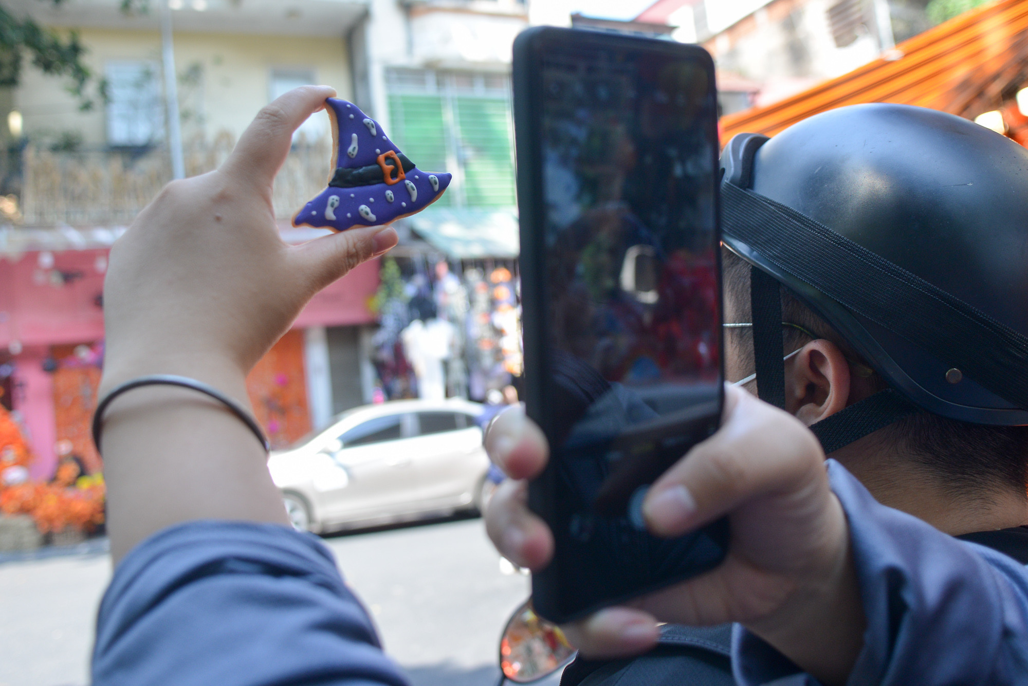 [Ảnh] Phố Hàng Mã khác lạ trước Lễ Halloween ảnh 6